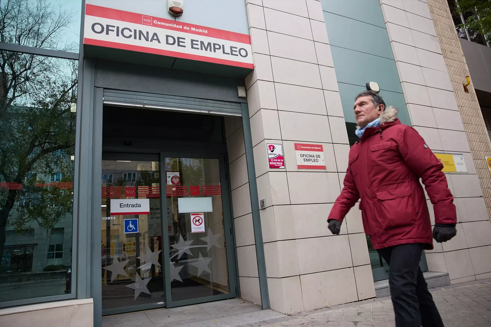 Una persona camina frente a la entrada de una oficina de empleo en Madrid. Imagen de archivo. — Jesús Hellín / Europa Press