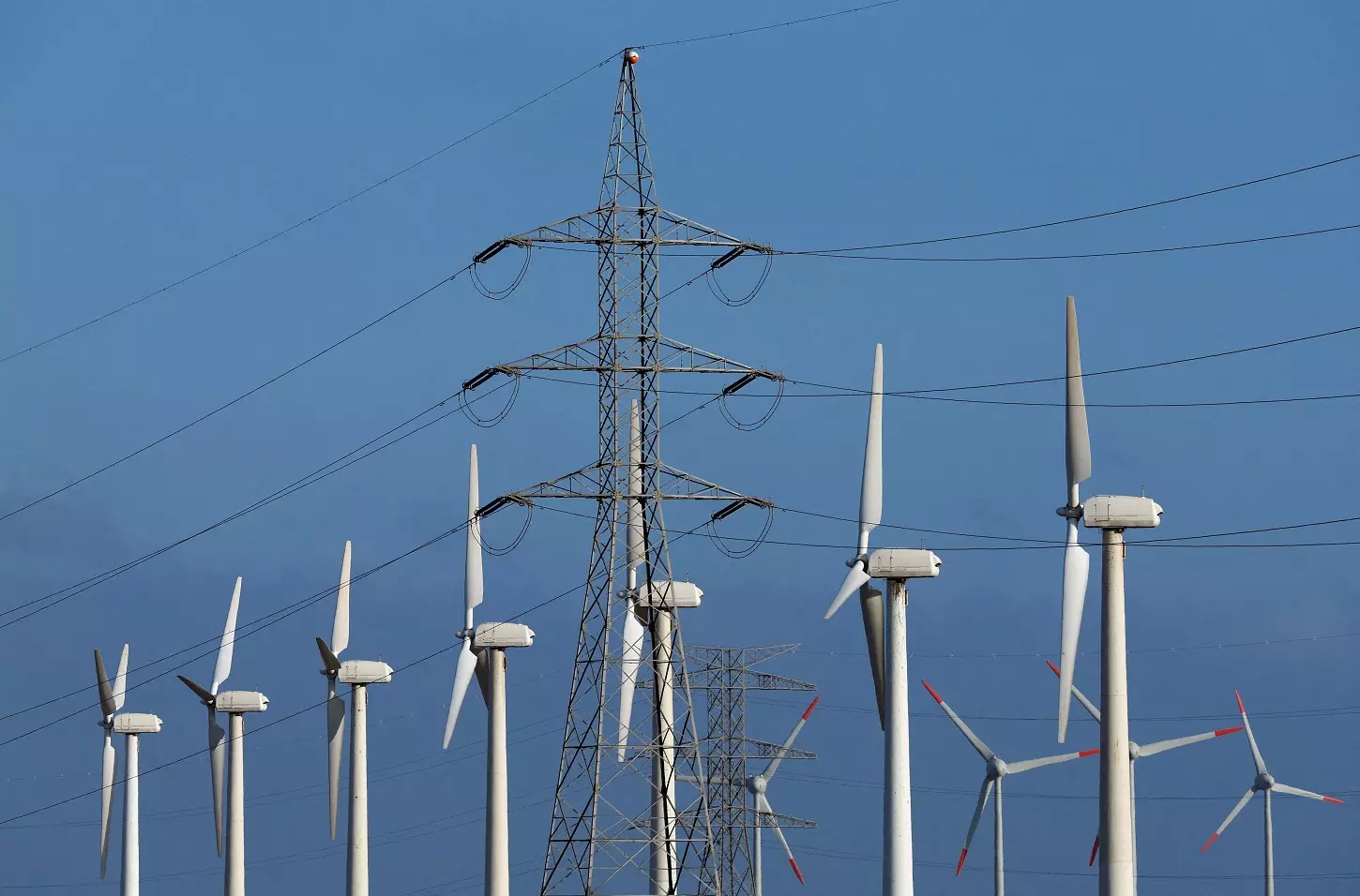 Las grandes energÃ©ticas ganan mÃ¡s de 30 millones diarios y guardan 5.800 para inversiones verdes bonificadas fiscalmente