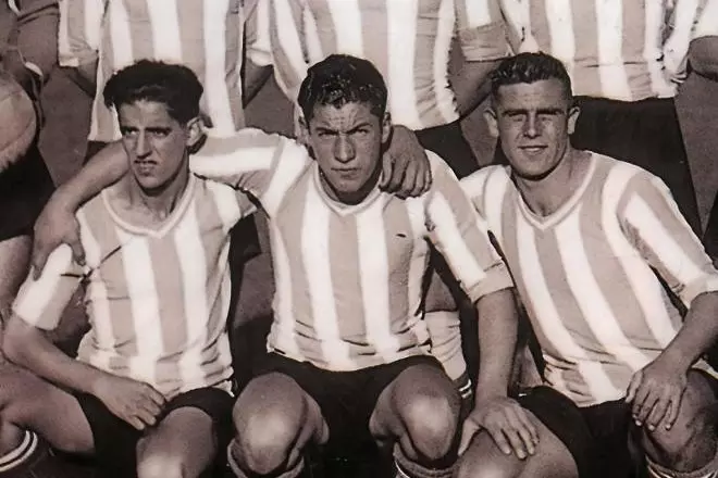 Bebel, entre Cela y Diz, durante un partido del Deportivo en 1933. — Archivo Pachi Dopico / RCD A Coruña