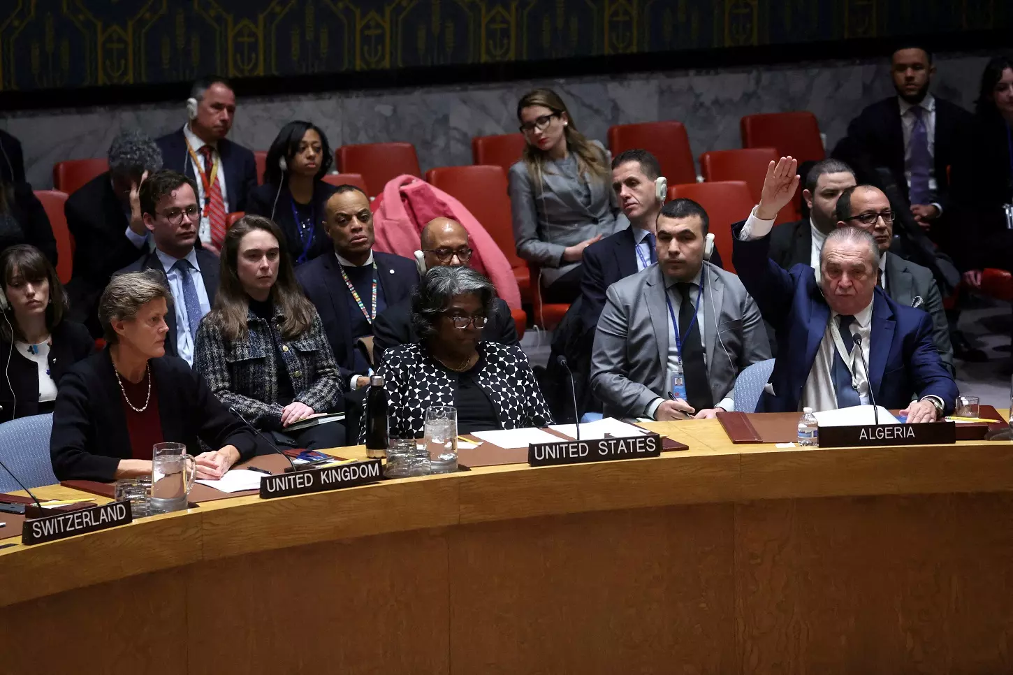 El Embajador de Argelia, Amar Bendjama, vota en la  ONU a favor del alto al fuego inmediato en Gaza. — REUTERS