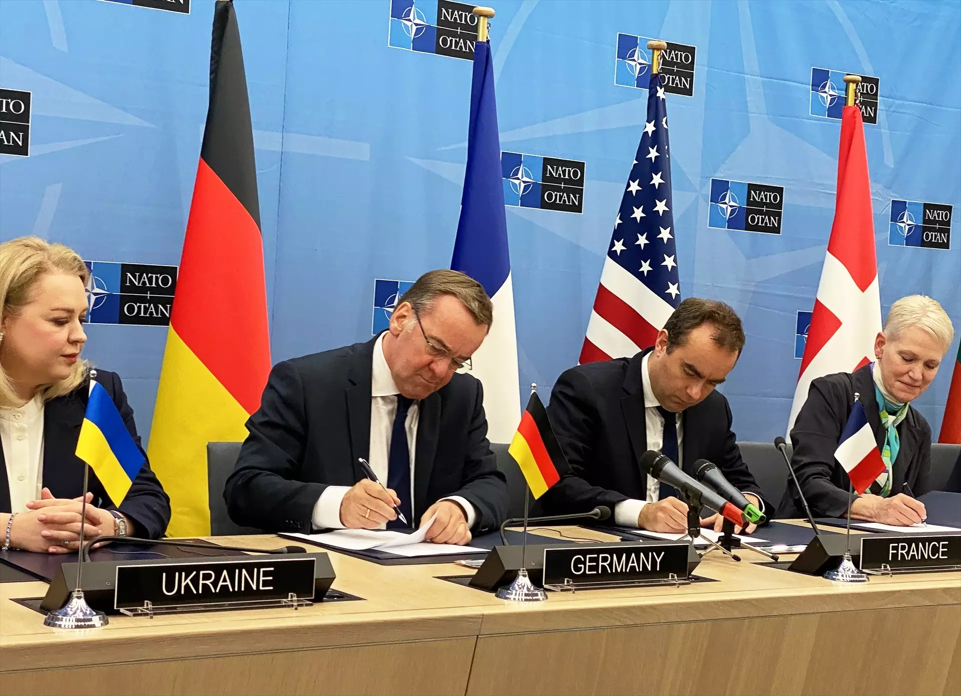 El Ministro de Defensa alemán, Boris Pistorius, y el Ministro de Defensa francés, Sebastien Lecornu, firman un documento de apoyo a Ucrania, en Bruselas, el 14 de febrero de 2024. — Ansgar Haase / EUROPA PRESS