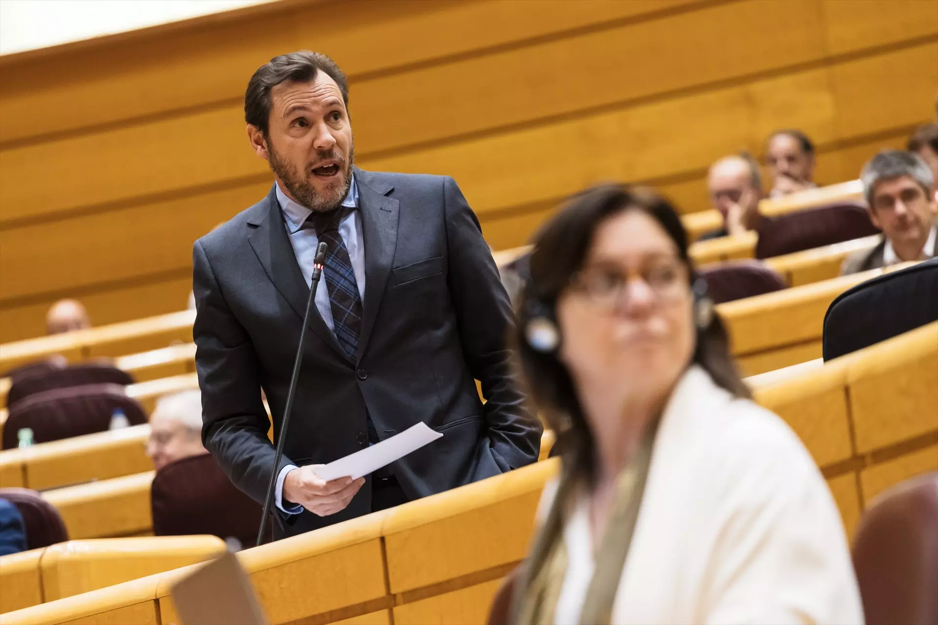 El Ministro de Transportes y Movilidad Sostenible, Óscar Puente, en una sesión plenaria en el Senado. — Carlos Luján / Europa Press