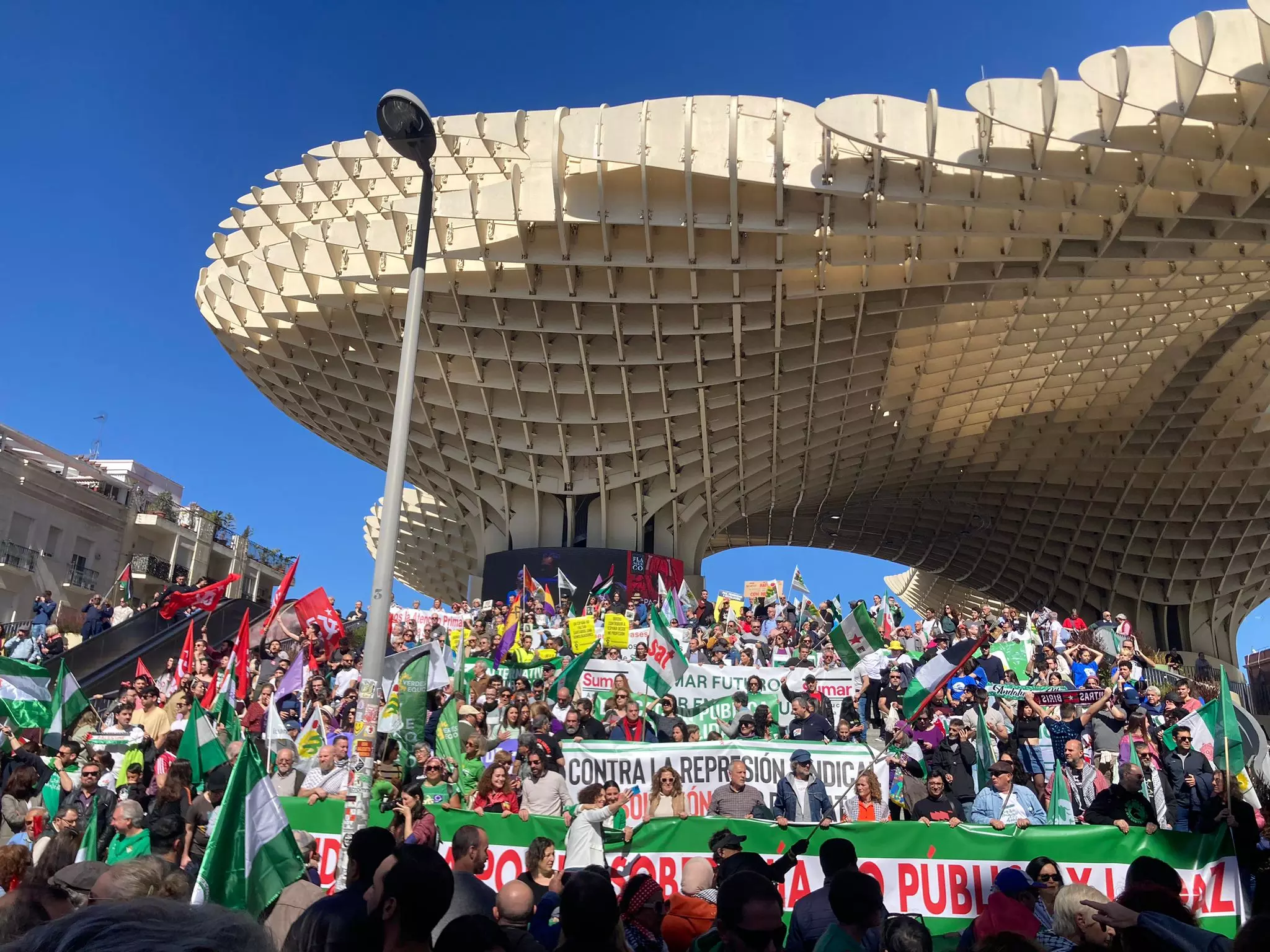 Las izquierdas levantan en Sevilla la llama de la movilización:  Nadie le ha regalado nada a Andalucía 