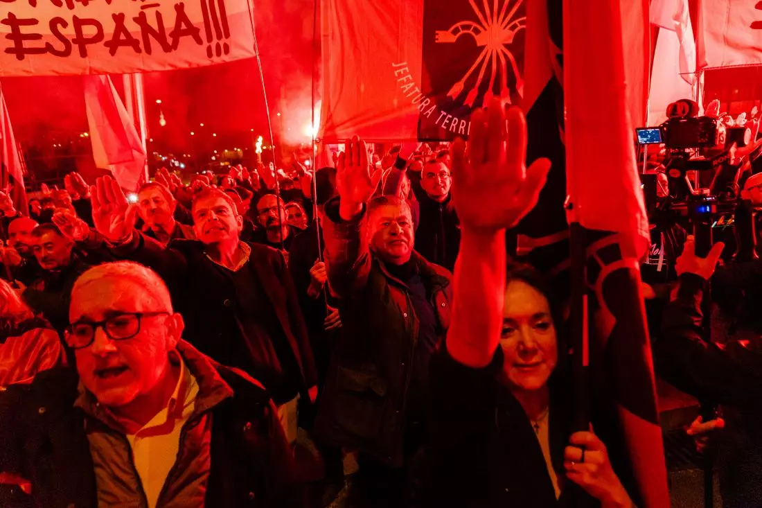 Ultraderechistas de Falange realizan el saludo fascista durante una manifestación celebrada el 18 de noviembre de 2023 en Madrid. — Carlos Luján / EUROPA PRESS