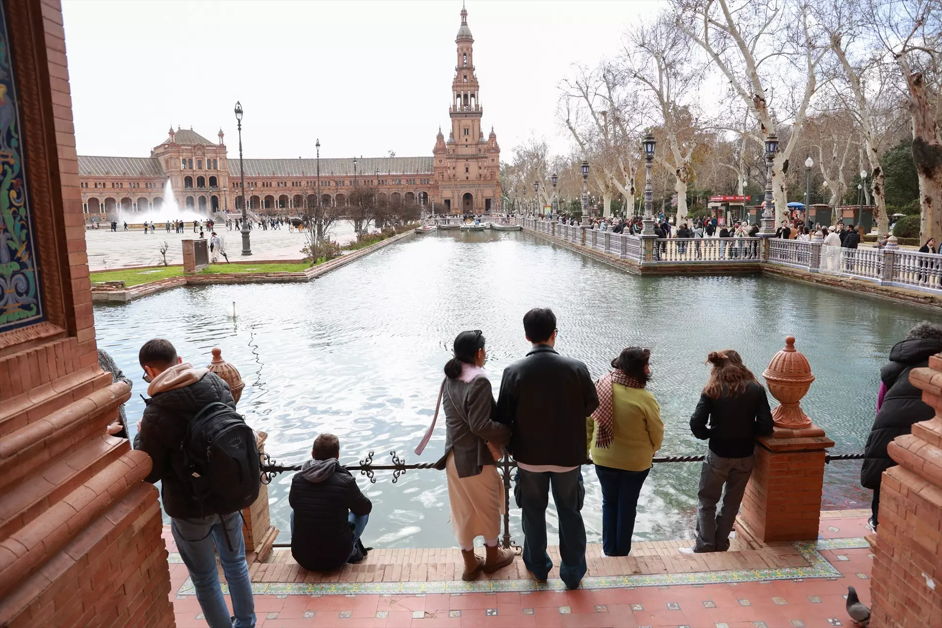 Turistas en la plaza de España de Sevilla el 26 de febrero pasado. — Rocío Ruz / Europa Press