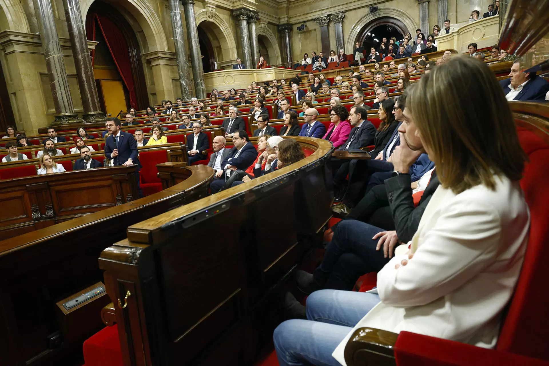 El presidente de la Generalitat, Pere Aragonès (i), interviene tras la votación en el Parlamento de Cataluña en la que se ha tumbado los presupuestos de la Generalitat este 13 de marzo de 2024. — Quique García / EFE