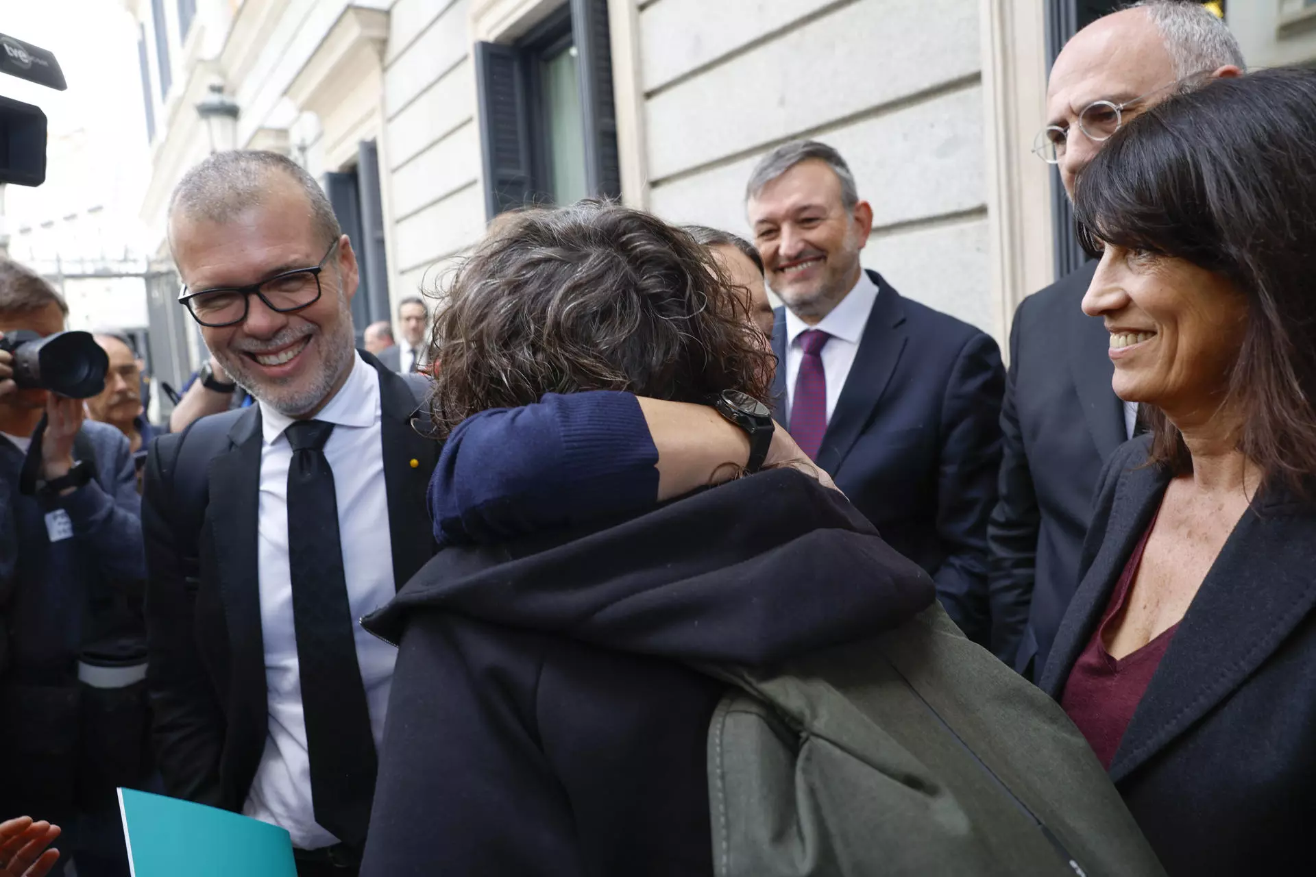 Teresa Jordà (ERC) y Míriam Nogueras (Junts), se funden en un abrazo tras la aprobación de la amnistía. — Zipi / EFE