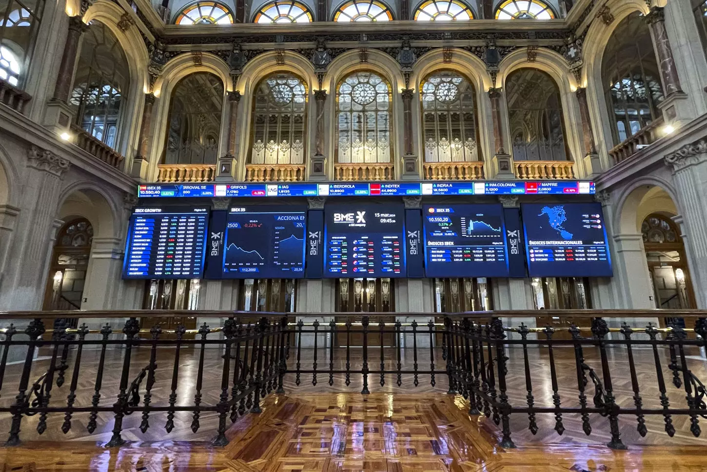 Vista de los paneles informativos en el parqué de la bolsa de Madrid, con la información de los movimientos del mercado. — Ana Bornay / EFE