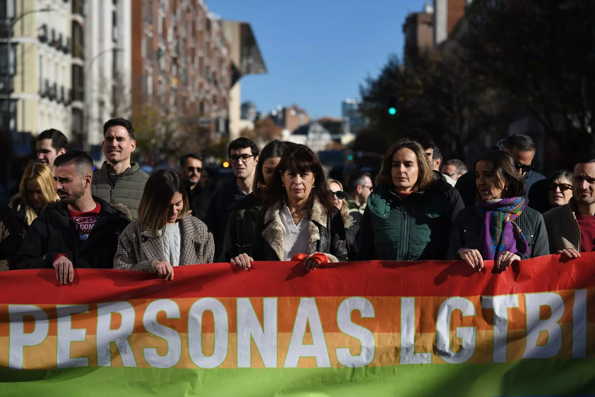 La ministra de Igualdad, Ana Redondo (c), y la portavoz del PSOE en el Ayuntamiento de Madrid, Reyes Maroto (d), durante una manifestación en defensa de la Ley LGTBI y la Ley Trans de la Comunidad de Madrid, a 17 de diciembre de 2023. — Fernando Sánchez / Europa Press