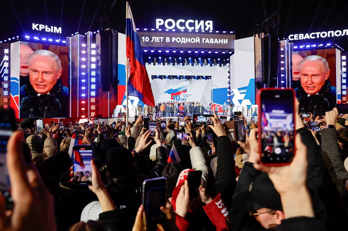 Unas pantallas gigantes muestran el rostro del presidente de Rusia, Vladimir Putin, en un acto en la Plaza Roja de Moscú, para conmemorar el décimo aniversario de la anexión rusa de Crimea de Ucrania, un día después de ser declarado de las recientes elecciones presidenciales. — Unas pantallas gigantes muestran el rostro del presidente de Rusia, Vladimir Putin, en un acto en la Plaza Roja de Moscú, para c / REUTERS/Stringer