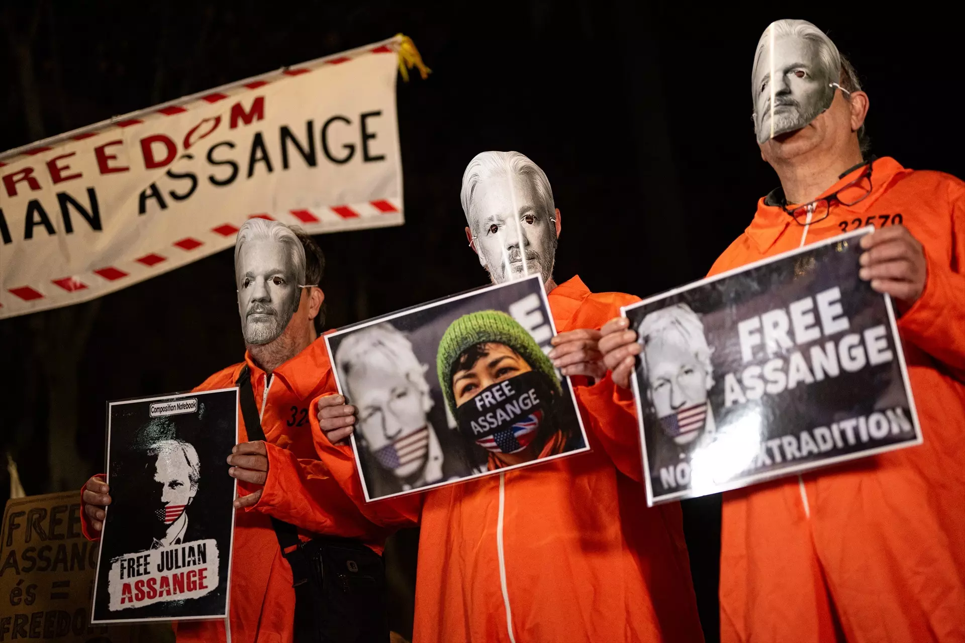 Unos manifestantes con unas caretas durante una concentración por la libertad de Julian Assange, frente al Consulado británico, celebrada 20 de febrero de 2024, en Barcelona, Catalunya (España). — Lorena Sopêna / Europa Press