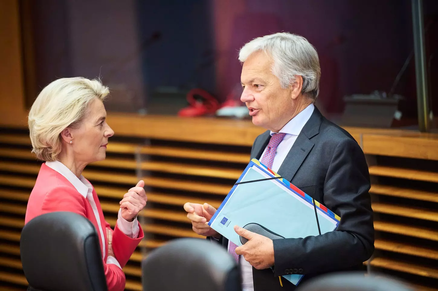 El comisario europeo de Justicia, Didier Reynders, conversa con la presidenta de la Comisión Europea,  Ursula Von der Leyen, antes de una reunión del Ejecutivo de la UE, en Bruselas, el pasado mes de septiembre. — Dati Bendo/European Commission/dpa / EUROPA PRESS