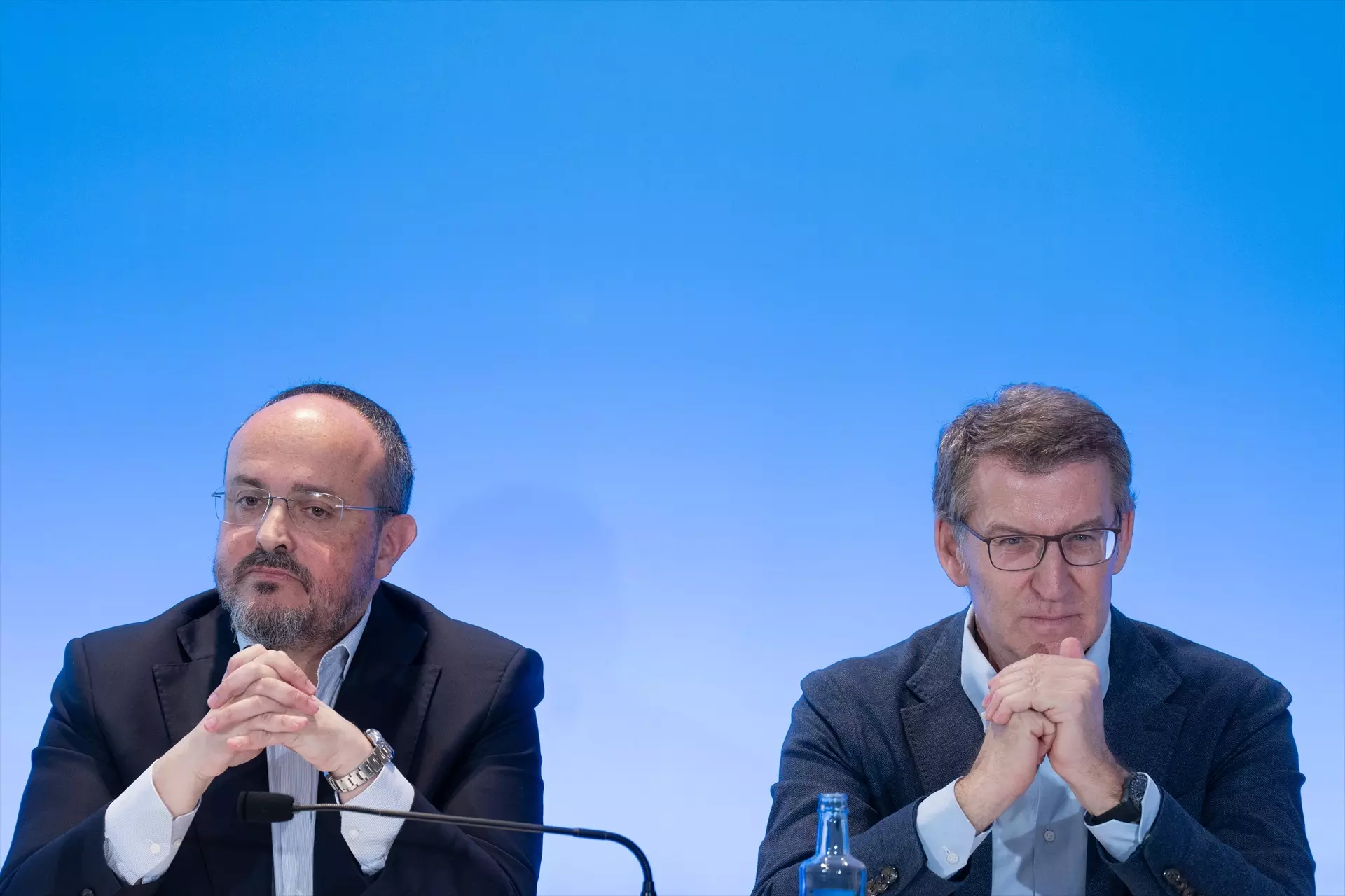 El presidente del PP de Catalunya, Alejandro Fernández y Alberto Núñez Feijóo, durante un acto de la junta directiva autonómica del PP de Catalunya, a 27 de marzo de 2024. — David Zorrakino / Europa Press