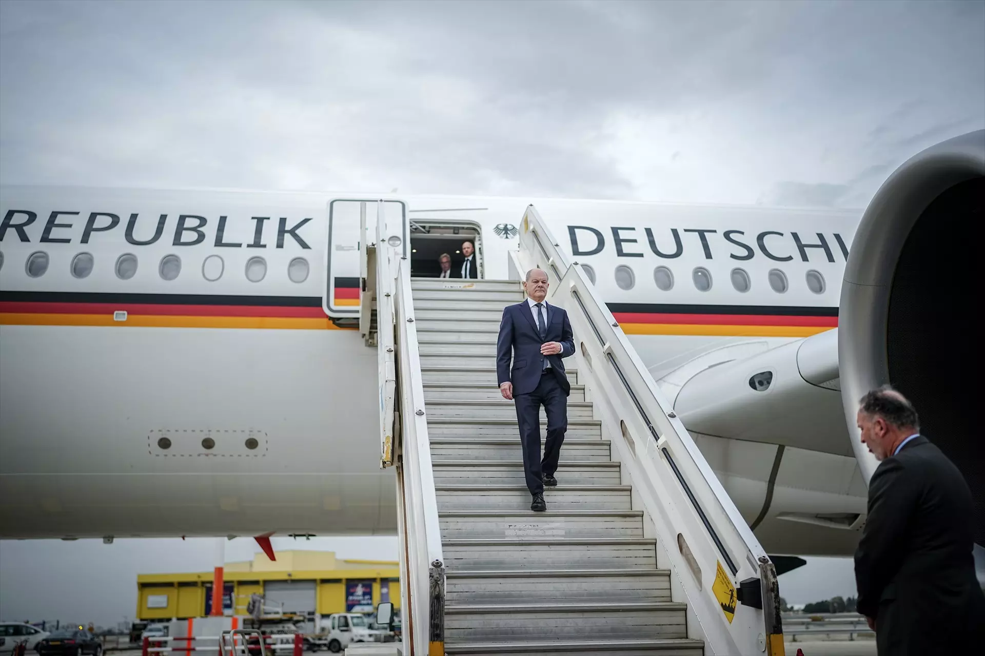 El canciller alemán, Olaf Scholz, desciende de su avión presidencial, a 17 de marzo de 2024. — Kay Nietfeld / dpa / Europa Press