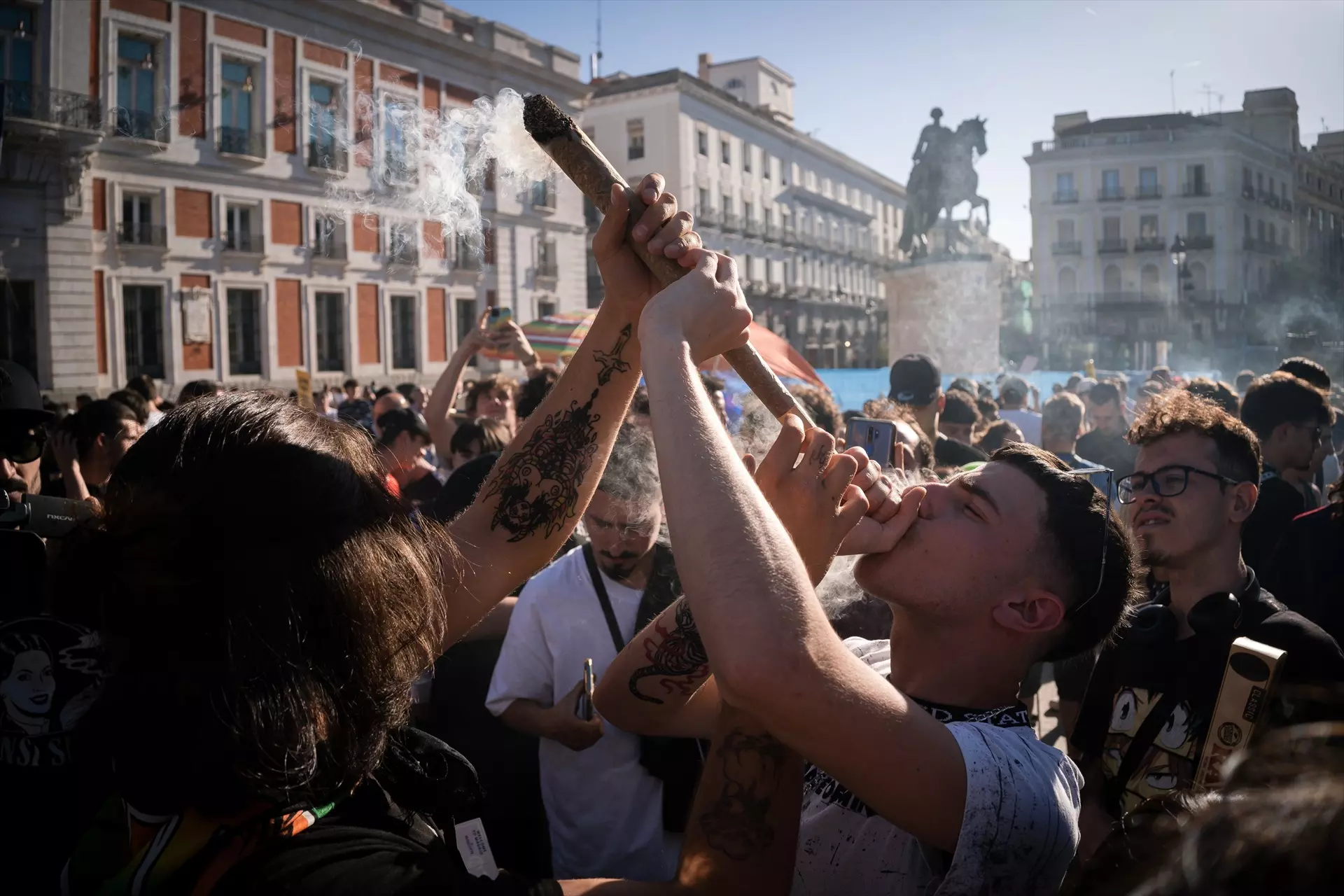 Un hombre fuma cannabis durante una marcha para defender los derechos de la comunidad cannábica en Madrid (archivo), a 6 de mayo de 2023. — Diego Radamés / Europa Press