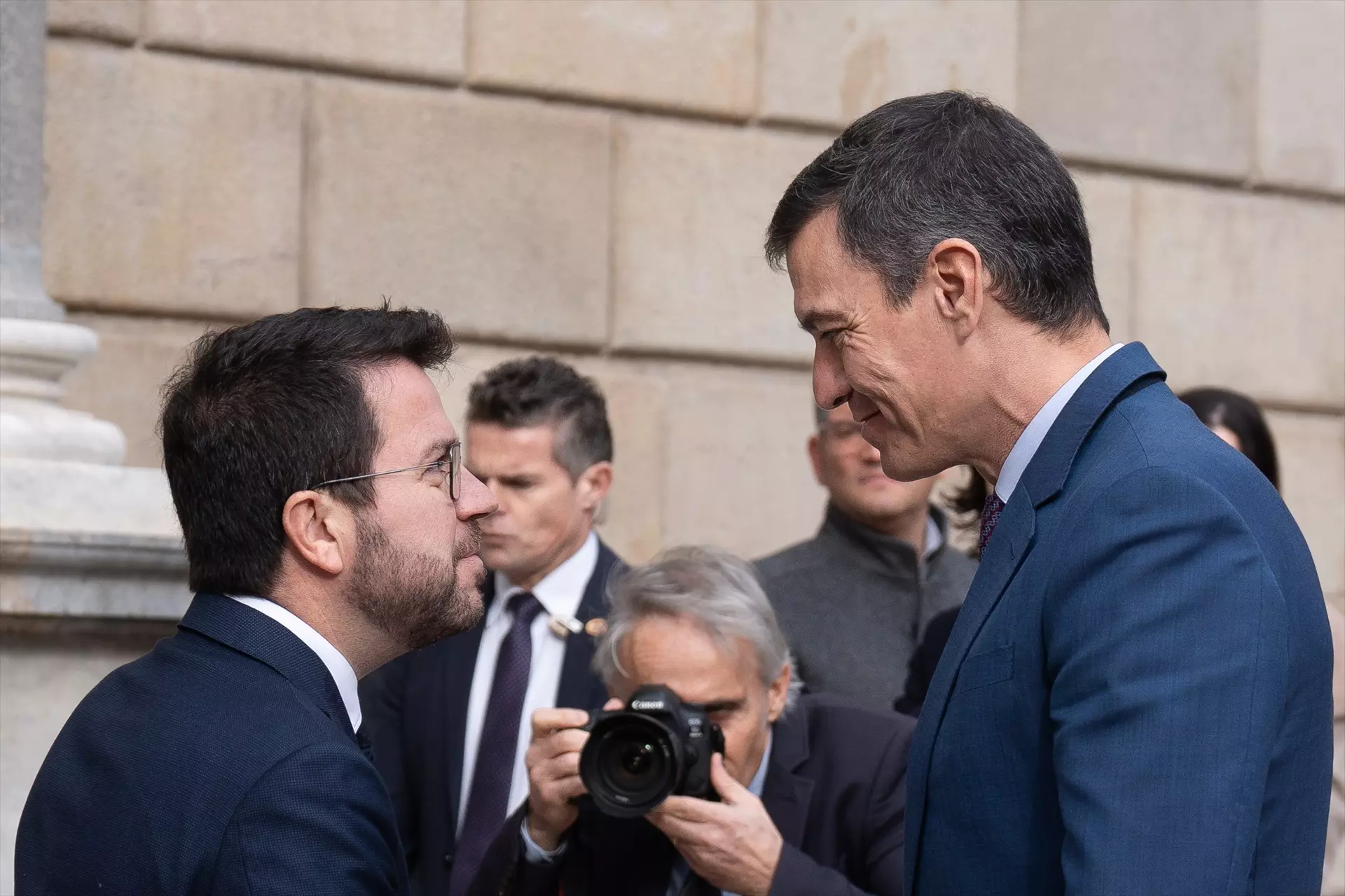 Pere Aragonès, president de la Generalitat, y Pedro Sánchez, presidente del Gobierno, antes de una reunión en la Generalitat en diciembre de 2023. — David Zorrakino / Europa Press