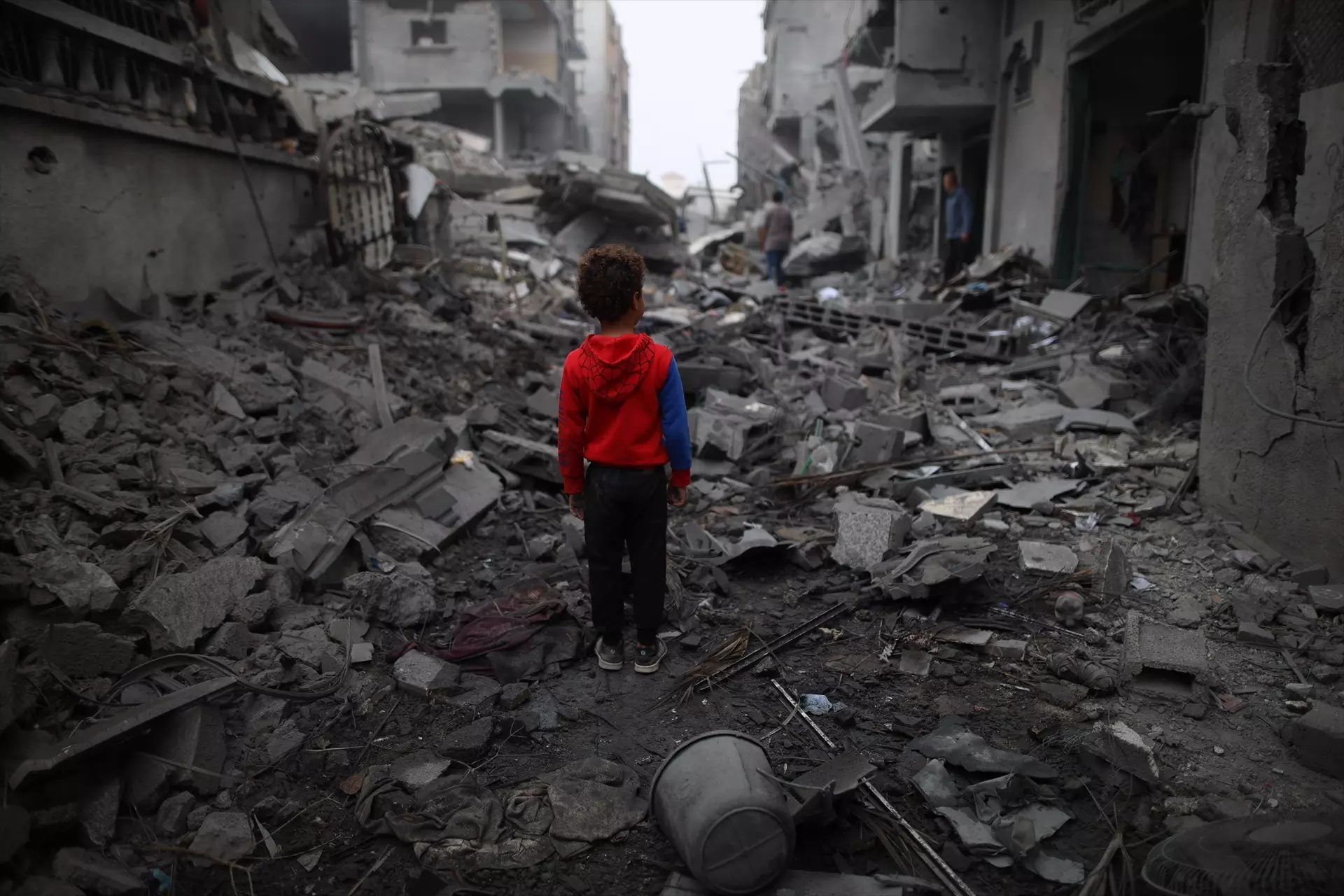 Un niño frente a los escombros después de un ataque aéreo israelí en el campo de refugiados de Maghazi, en la Franja de Gaza, el 4 de abril de 2024. — Europa Press