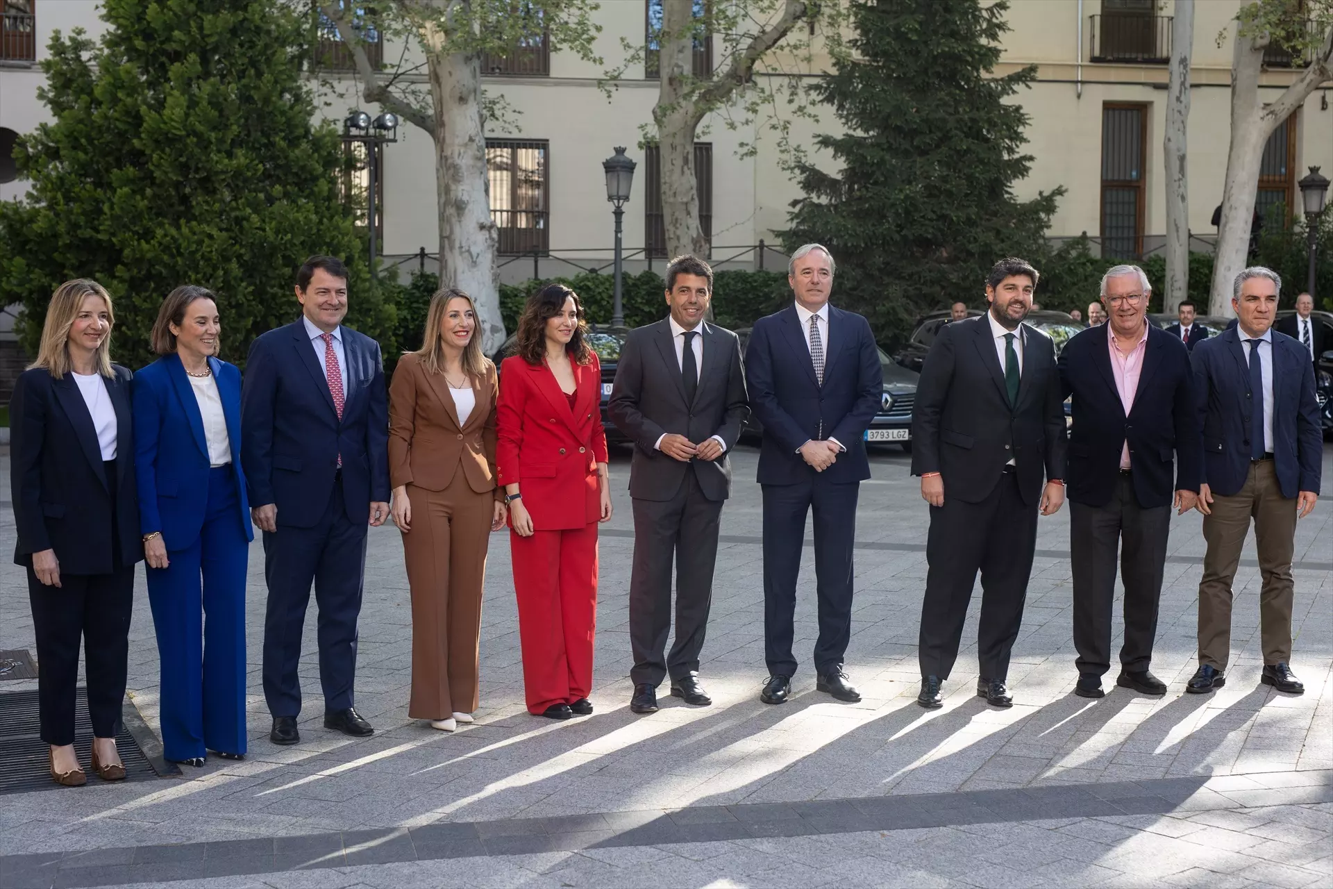 La secretaria general del PP, Cuca Gamarra, junto a los presidentes autonómicos del PP que asistieron este lunes al Senado. — Alejandro Martínez Vélez / Europa Press