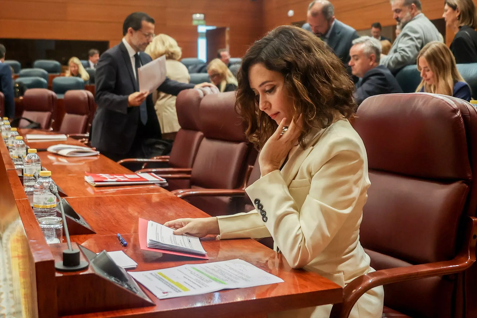 La presidenta de la Comunidad de Madrid, Isabel Díaz Ayuso, durante una sesión plenaria en la Asamblea de Madrid, a 13 de octubre de 2022, en Madrid (España). — Ricardo Rubio / Europa Press