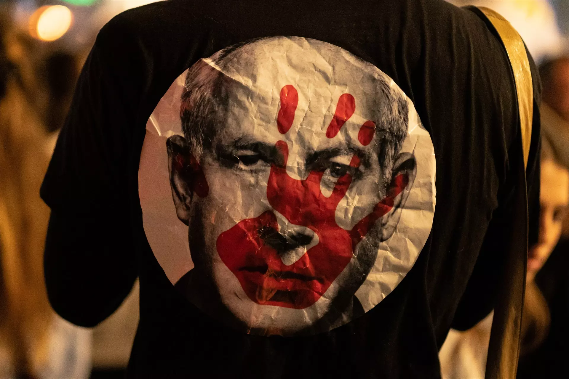 Un manifestante israelí lleva una camiseta de Benjamin Netanyahu con una mano sangrienta en el rostro durante una protesta contra su Gobierno, a 6 de abril de 2024. — Gaby Schutze / Europa Press