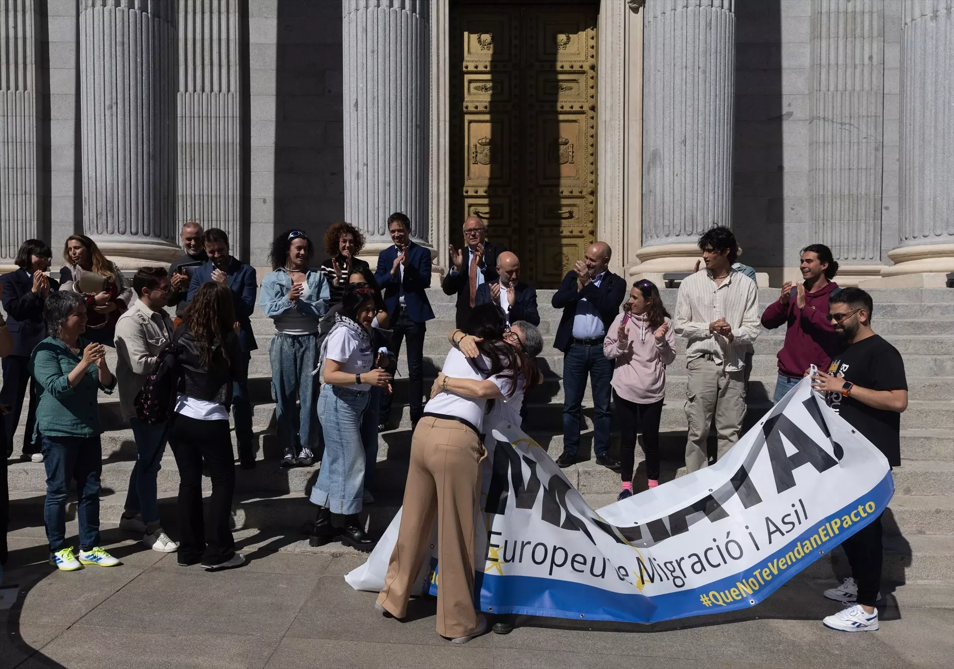 Concentración frente al Congreso durante el debate de la ILP sobre la regularización de 500.000 personas migrantes. — Eduardo Parra / Europa Press