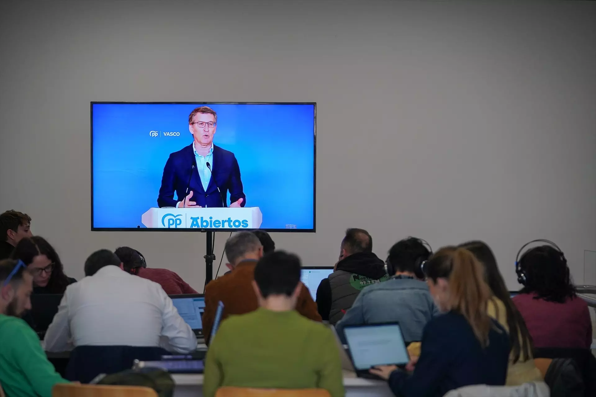 El presidente del PP, Alberto Núñez Feijóo, durante un acto de campaña electoral del PP vasco este lunes. — Iñaki Berasaluce / Europa Press