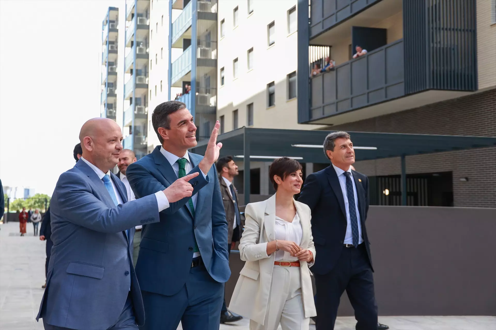 El presidente del Gobierno, Pedro Sánchez, visita la promoción de viviendas sociales Intercivitas II, a 8 de abril de 2024, en Dos Hermanas, Sevilla. — Rocío Ruz / Europa Press