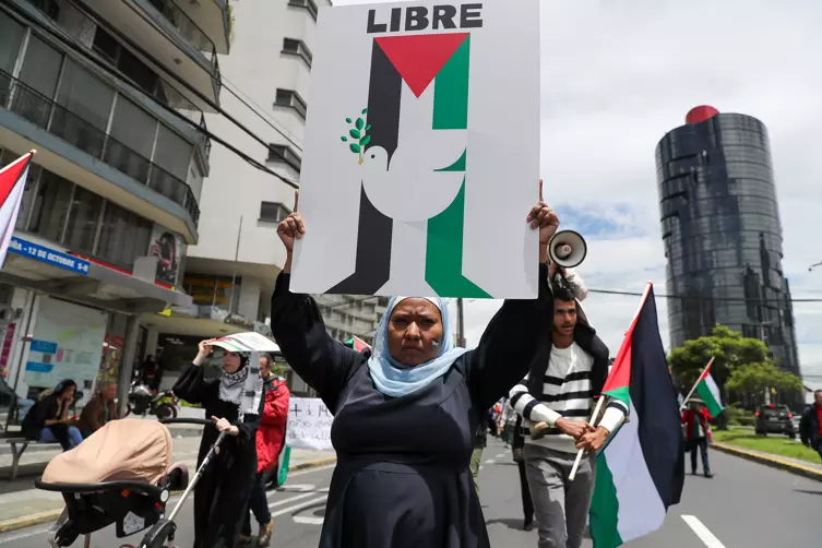 Personas se congregan en una manifestación para conmemorar los seis meses del inicio de la guerra de Gaza en Quito (Ecuador). 01/04/2024. — José Jácome / EFE
