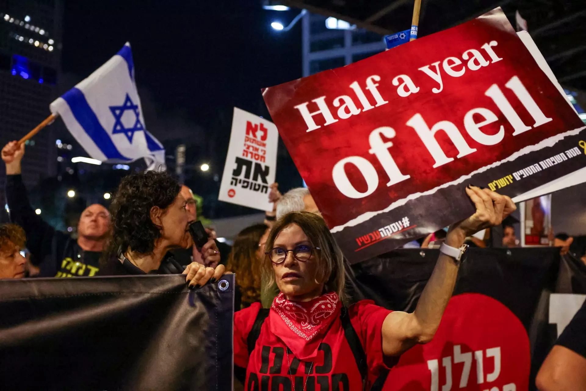 Manifestantes protestan contra el gobierno de Netanyahu en Tel Aviv, a 6 de abril de 2024. — Hannah McKay / Reuters