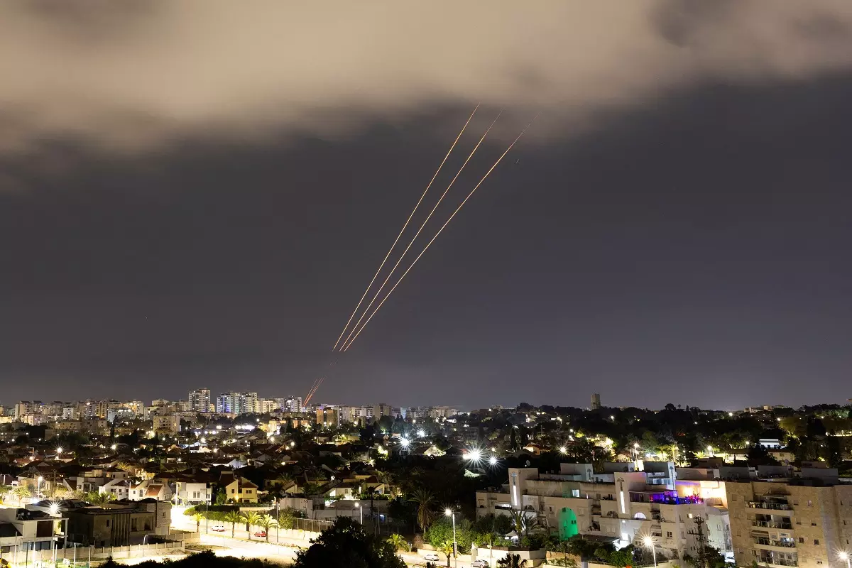 Un sistema antimisiles opera después de que Irán lanzase drones y misiles hacia Israel. — EFE