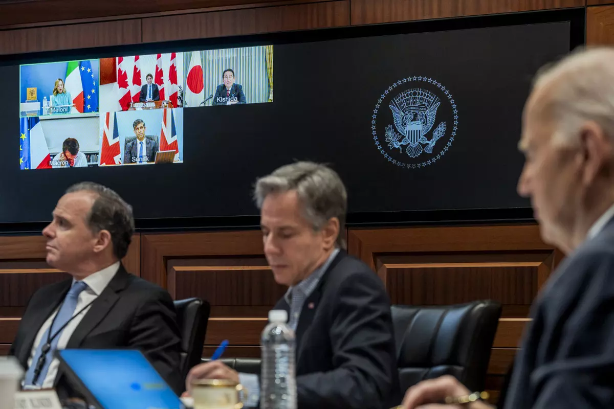 Fotografía tomada del Twitter oficial de la Casa Blanca del presidente de Estados Unidos Joe Biden (der.) hablando con líderes del G7, en la pantalla. — @whitehouse / EFE