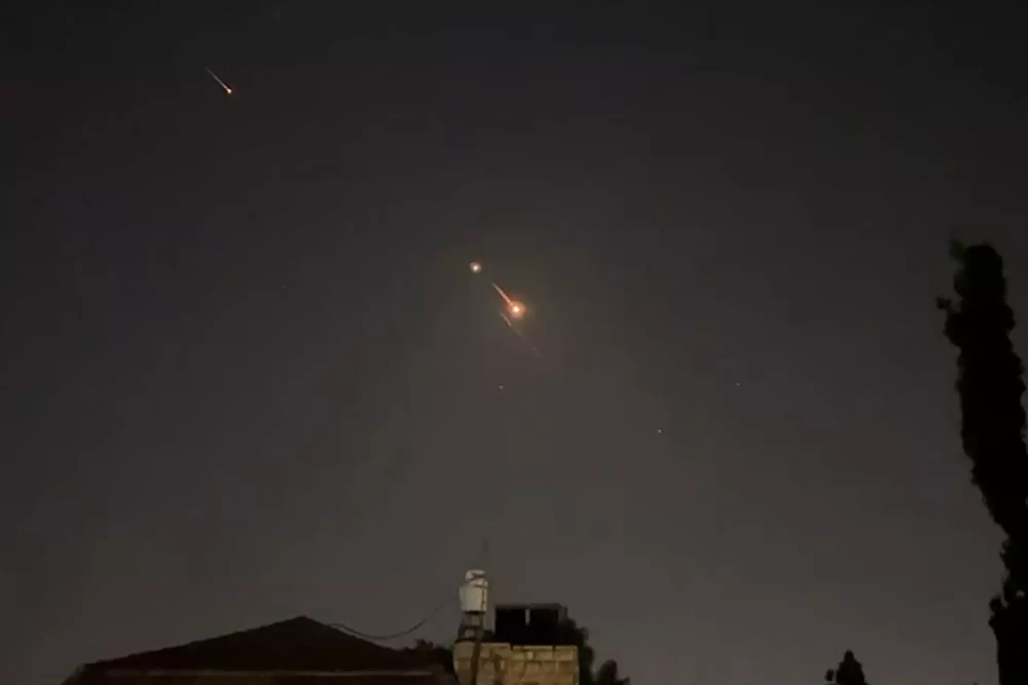 Drones y misiles en el cielo de Jerusalén durante el ataque iraní a Israel, a 14 de abril de 2024. — AFP