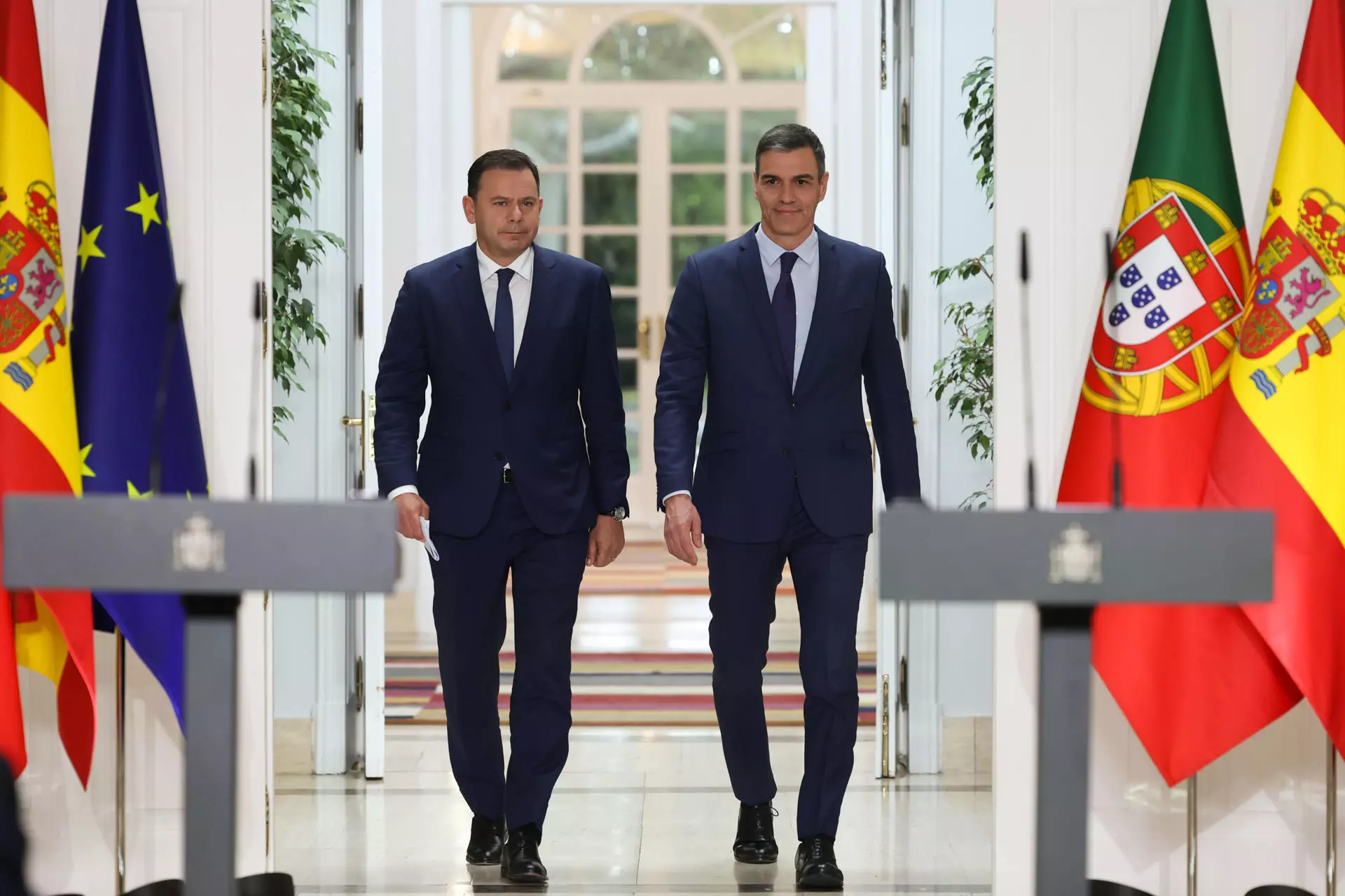 El presidente del Gobierno, Pedro Sánchez (d) recibe al primer ministro de la República de Portugal, Luís Montenegro (i), este lunes en el Palacio de la Moncloa. — Kiko Huesca / EFE