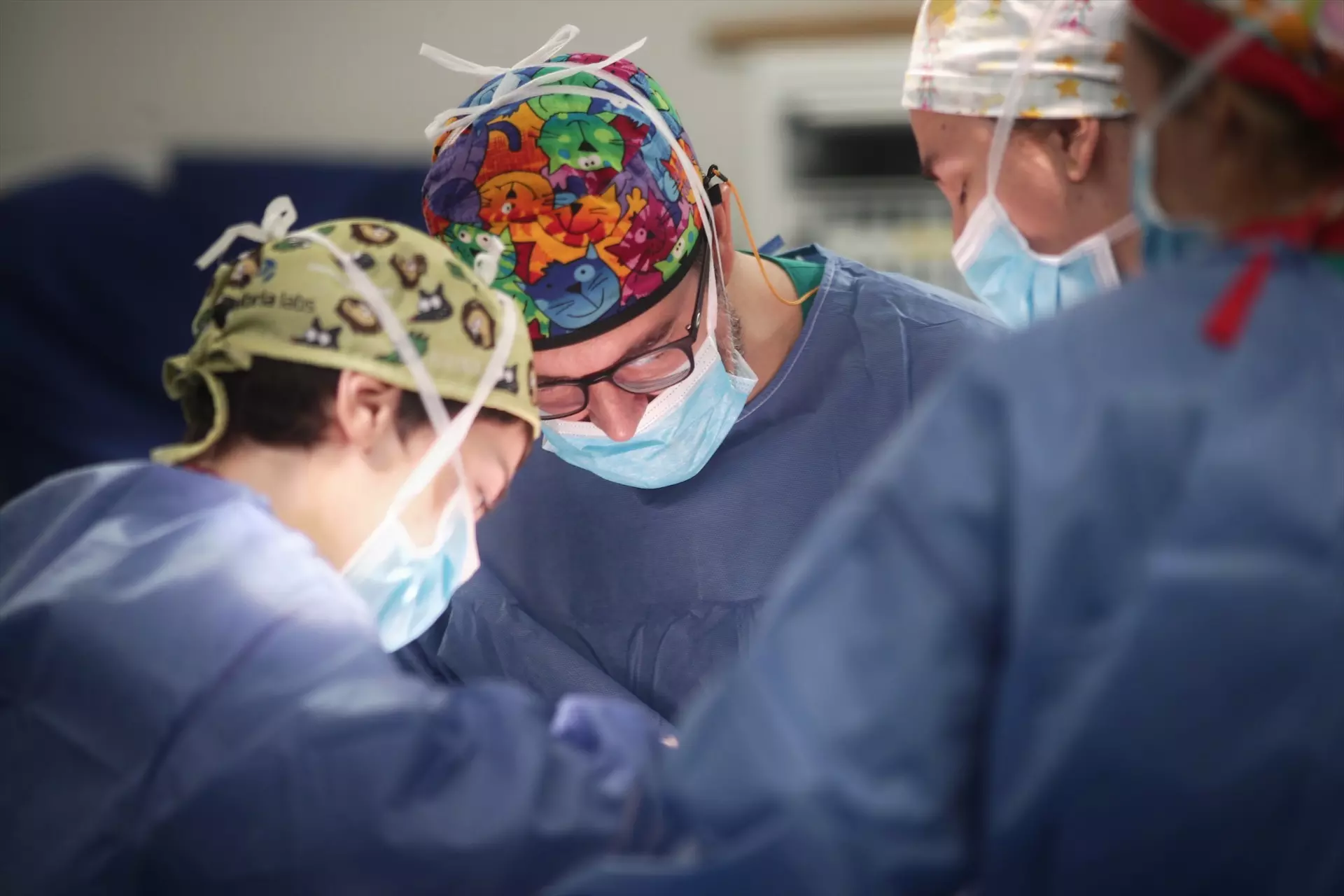 Foto de archivo de un equipo de médicos del Hospital 12 de Octubre, durante una operación en los quirófanos pediátricos del centro, en Madrid, a 23 de octubre de 2019. — Eduardo Parra / EP