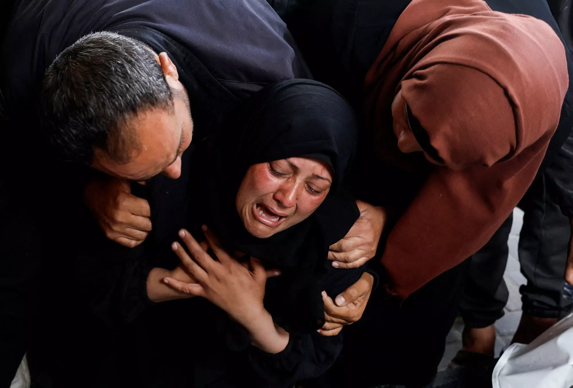 Una mujer reacciona junto a los cuerpos de los palestinos muertos en ataques israelíes en Rafah, en el sur de la Franja de Gaza, el 16 de abril de 2024. — Mohammed Salem / REUTERS