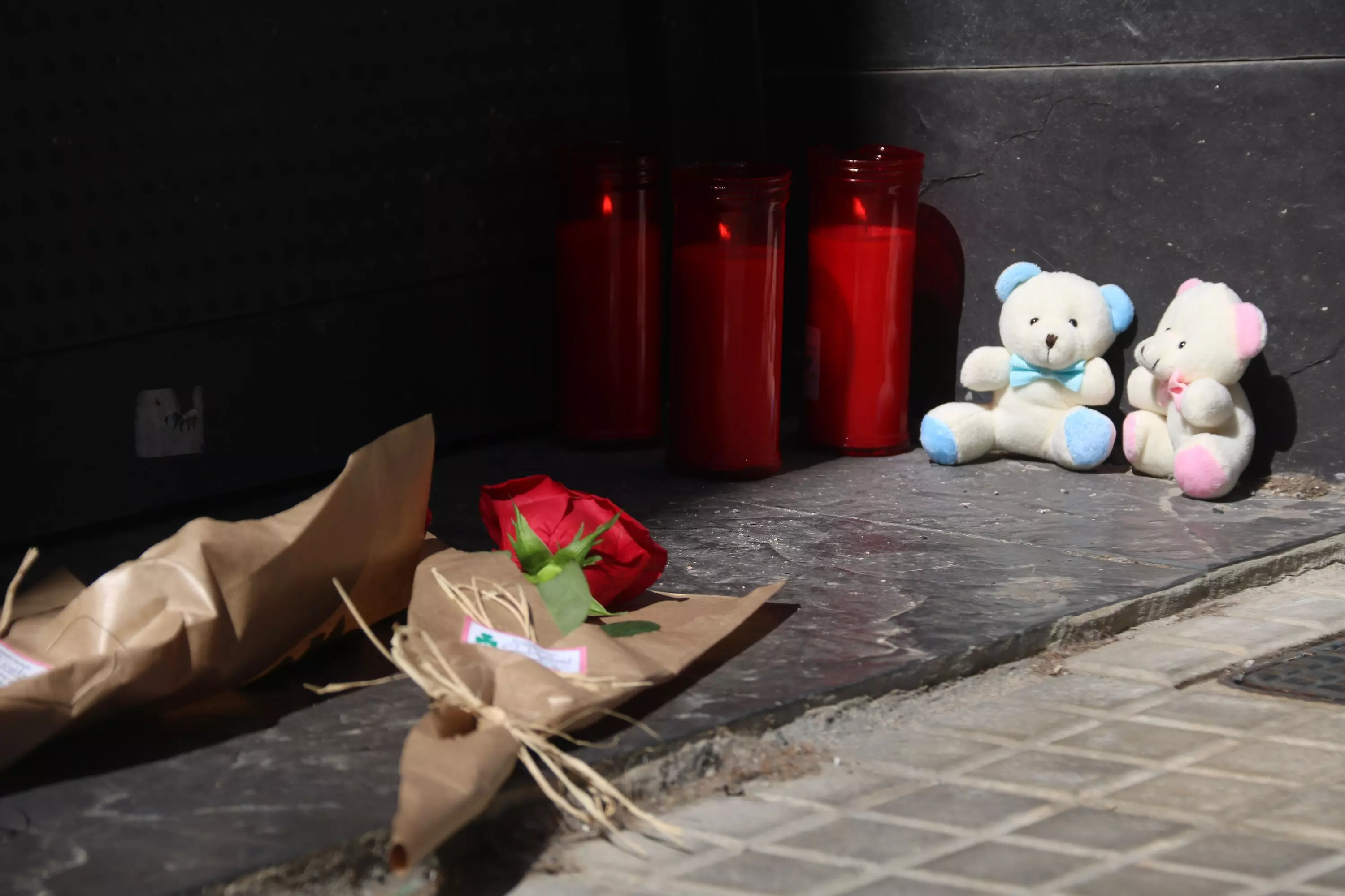 Flores, velas y peluches en recuerdo de las víctimas del triple homicidio de El Prat de Llobregat.— Gemma Sánchez / ACN