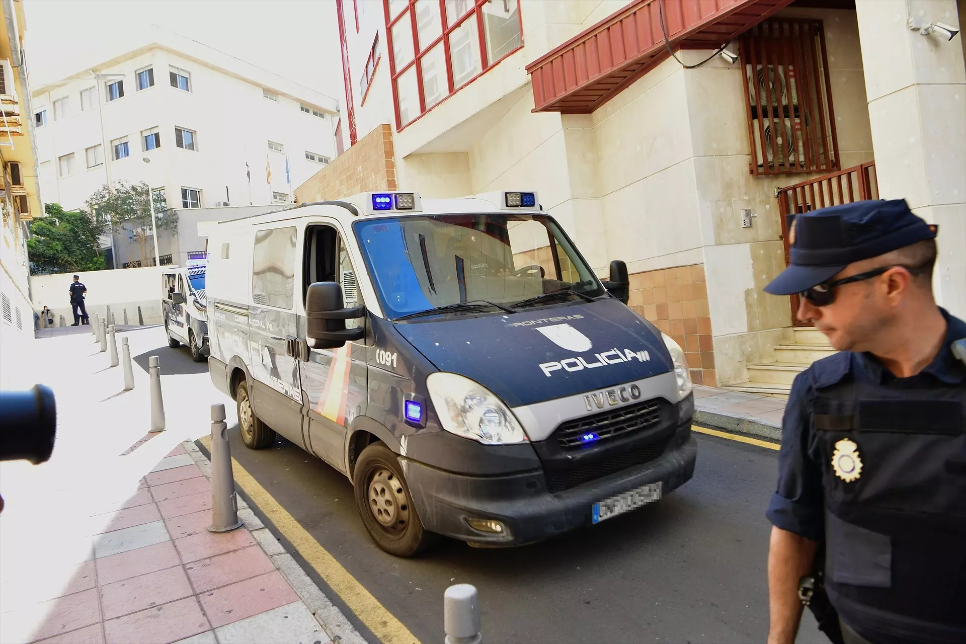 Imagen de archivo de un agente de Policía Nacional frente al furgón policial, a 24 de abril de 2023, en Ceuta (España). — Antonio Sempere / EP