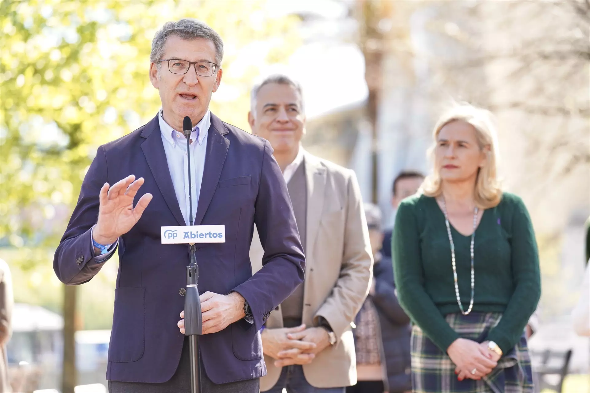 El presidente del Partido Popular, Alberto Núñez Feijóo, interviene durante un acto de campaña junto a Javier de Andrés, candidato en el País Vasco. — H.Bilbao / Europa Press