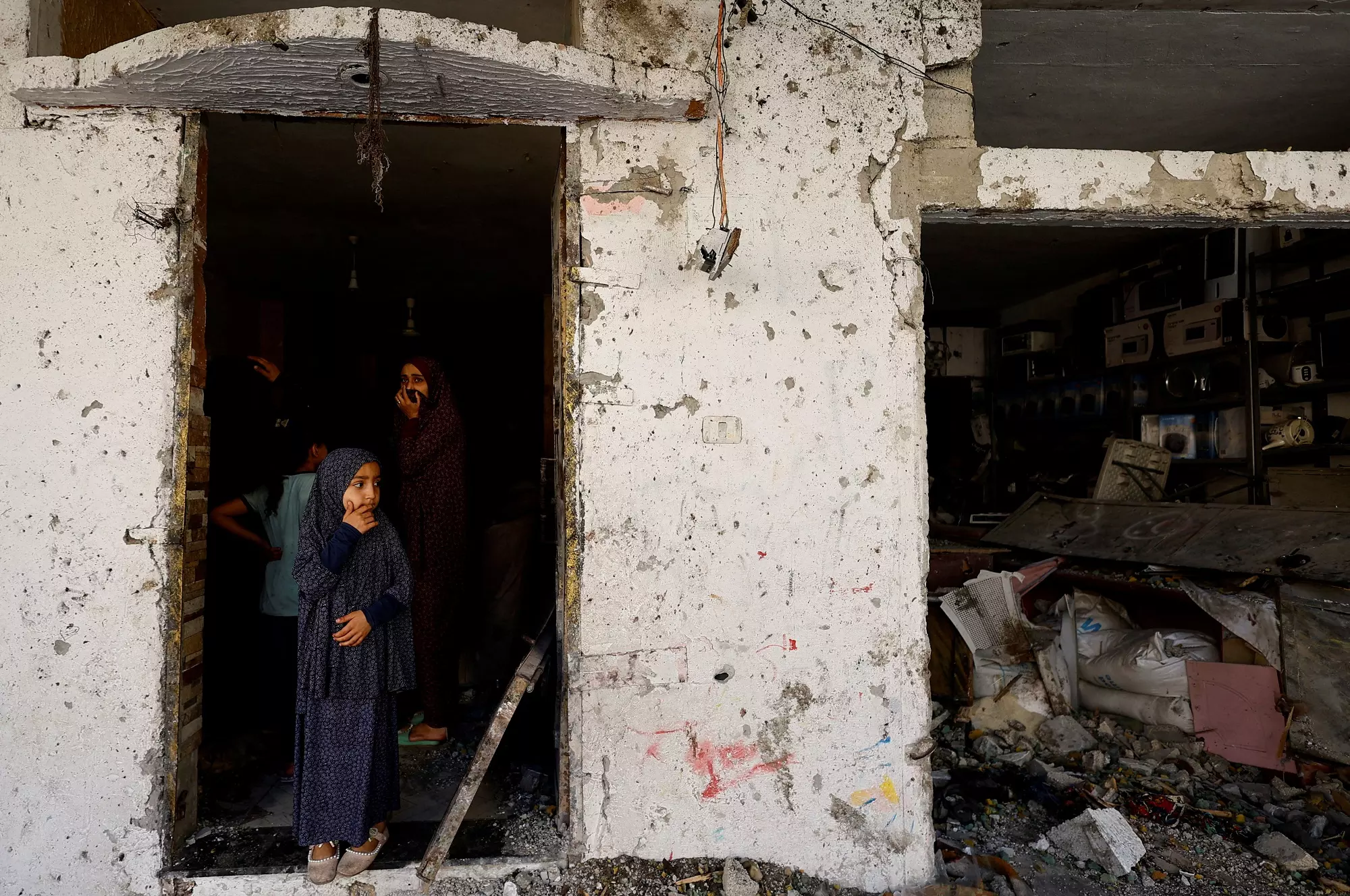 Mujeres y niñas palestinas reaccionan a un ataque israelí a una casa en Rafah, en el sur de la Franja de Gaza, a 17 de abril de 2024. — Mohammed Salem / REUTERS