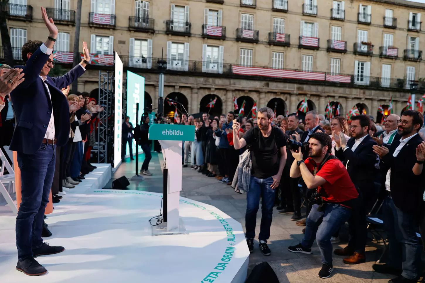 El candidato de EH Bildu Pello Otxandiano saluda tras el acto electoral de cierre de campaña celebrado este viernes en Bilbao. — Luis Tejido / EFE