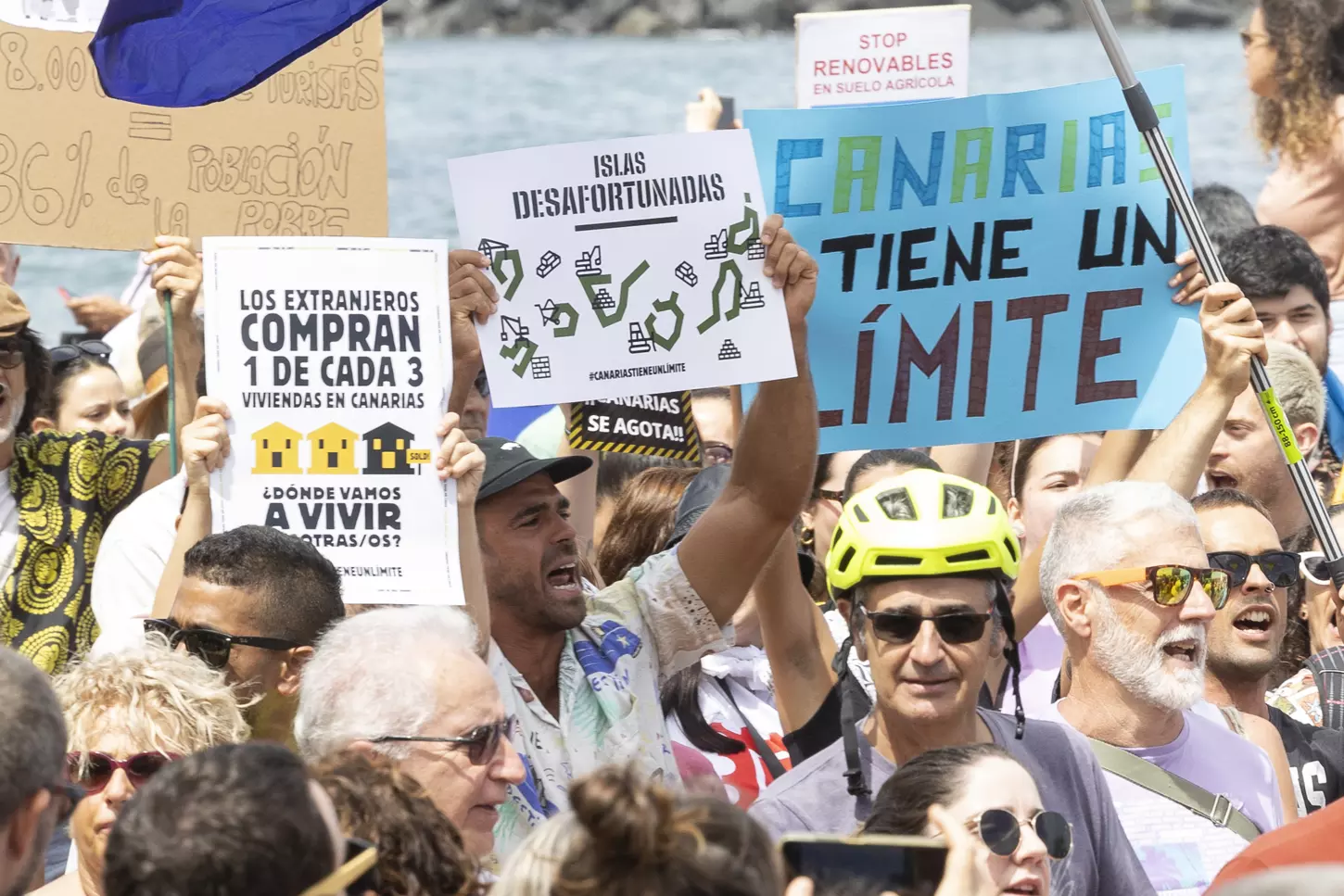 Una marea humana protesta en las calles contra el turismo de masas: Canarias tiene un límite