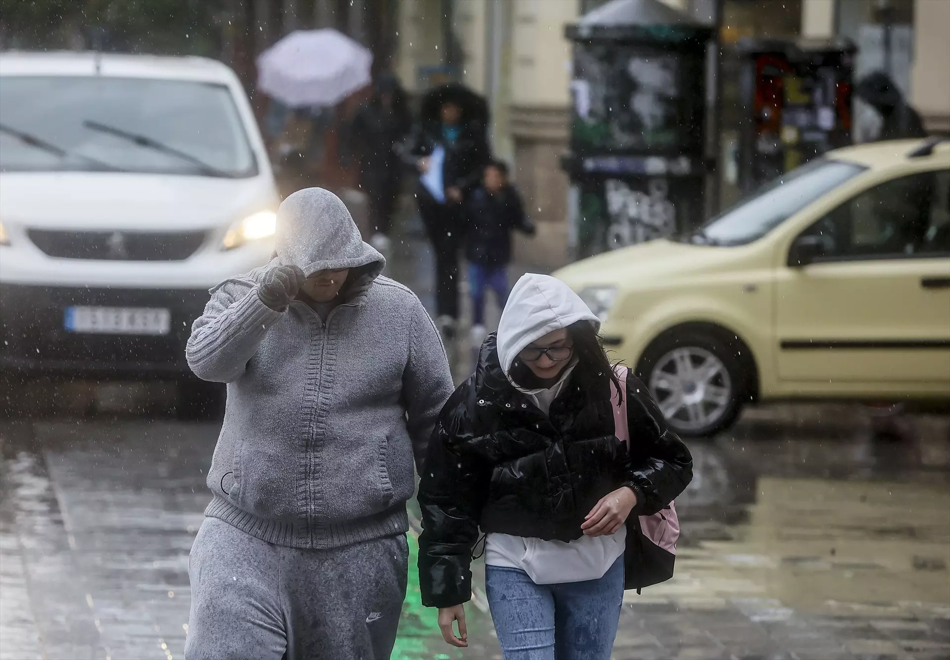 Las temperaturas de desploman este lunes en toda España con posibles precipitaciones fuertes en Catalunya