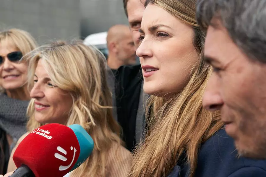 La candidata de Sumar a la Lehendakaritza, Alba García, y la líder del partido, Yolanda Díaz, durante un acto electoral. — L. Rico / EFE