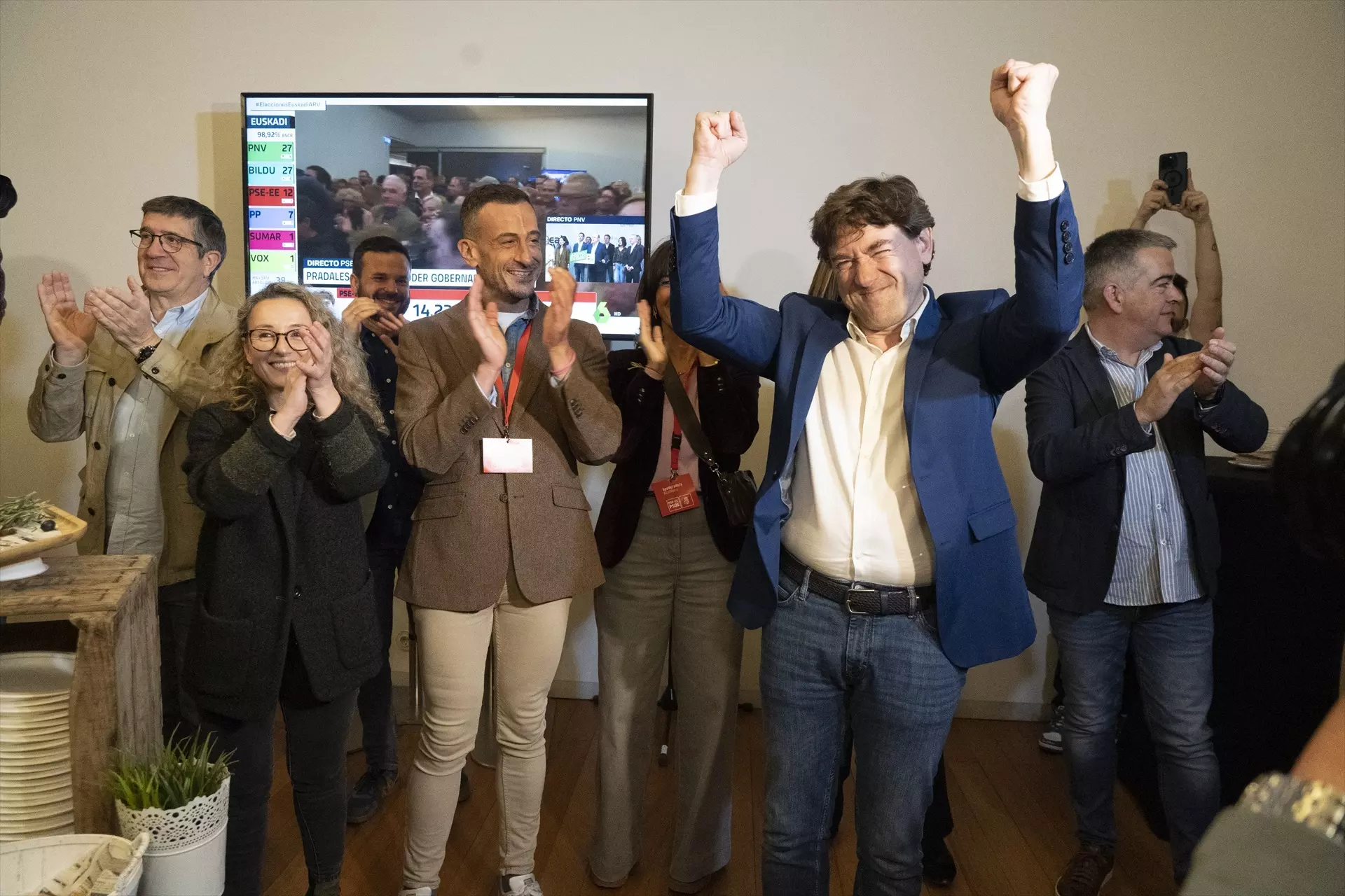 El secretario general del PSE-EE y candidato del partido a lehendakari, Eneko Andueza, llega al seguimiento de la jornada electoral de elecciones autonómicas del País Vasco, en Bizkaia Aretoa, a 21 de abril de 2024. — Iñaki Berasaluce / Europa Press