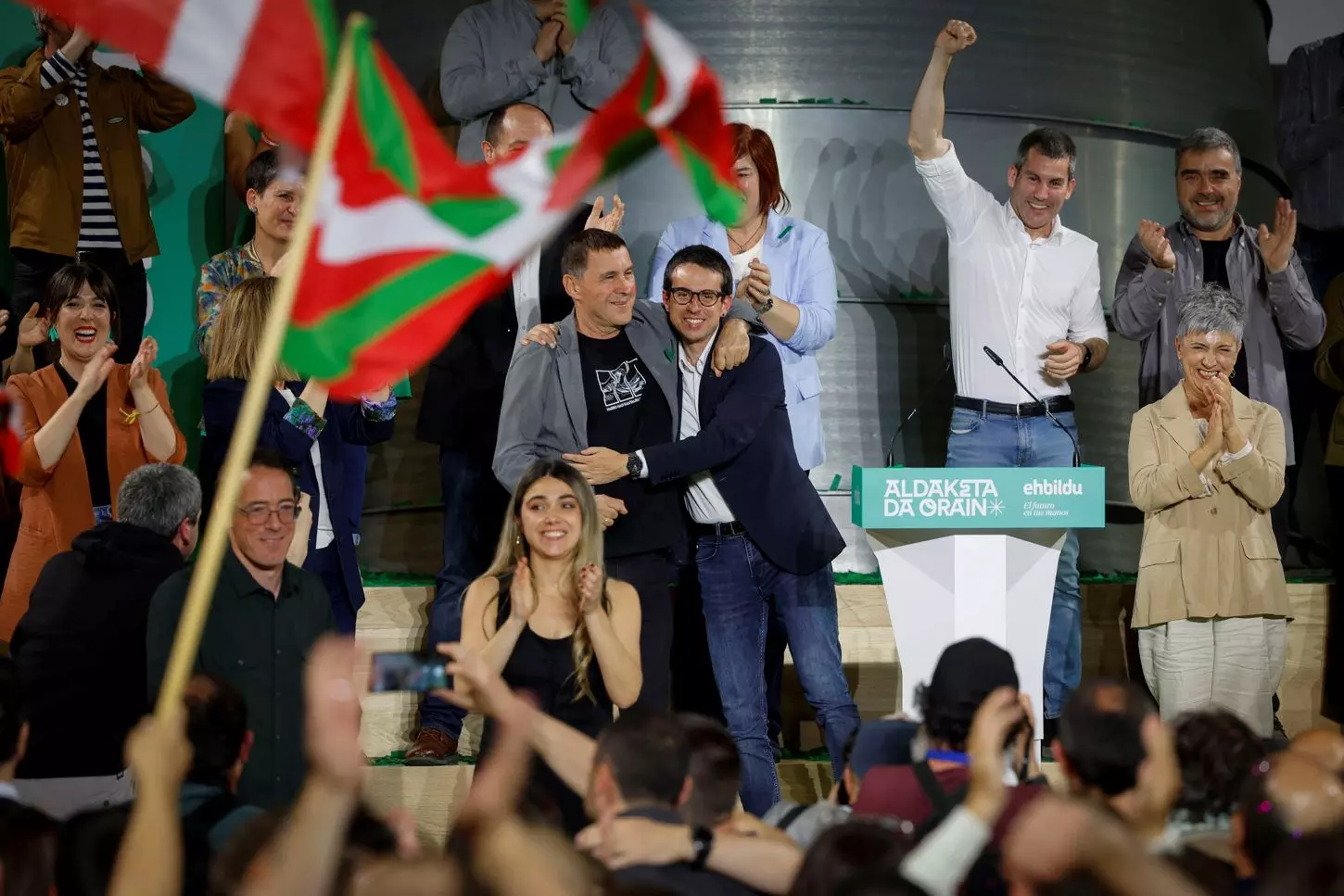 Pello Otxandiano y Arnaldo Otegi celebran los resultados de EH Bildu en el Mercado del Ensanche de Bilbao. — Miguel Toña / Efe