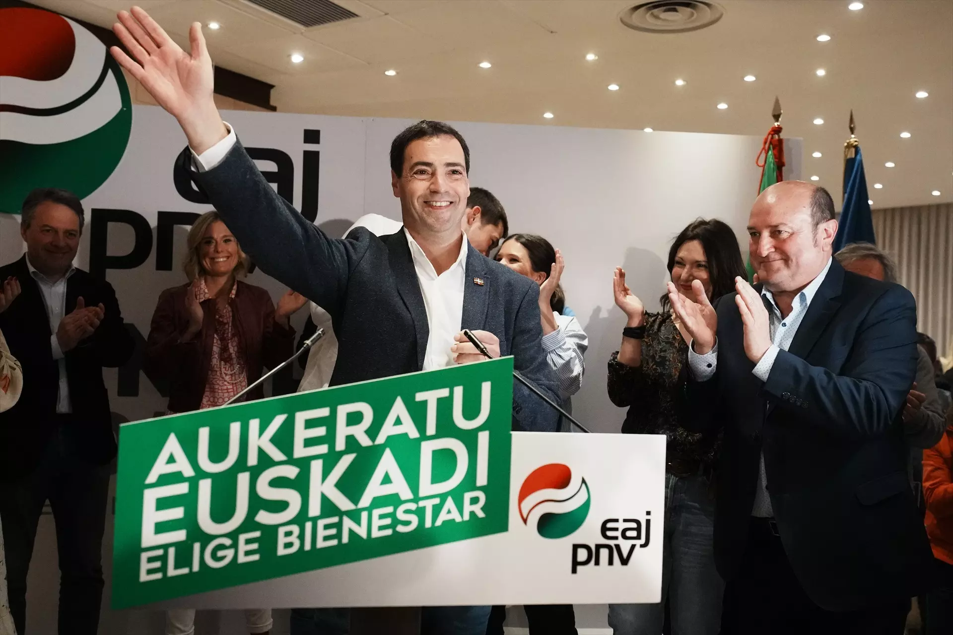 El candidato del PNV a lehendakari, Imanol Pradales, celebra los resultados electorales. — H. Bilbao / Europa press