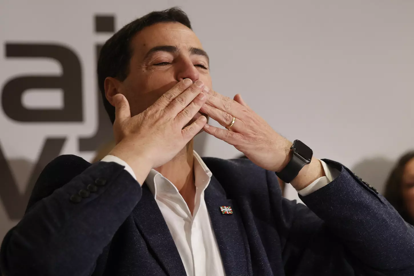 El candidato a lehendakari del PNV, Imanol Pradales, durante la comparecencia del domingo por la noche en Sabin Etxea, sede de la formación nacionalista en Bilbao. — Luis Tejido / EFE