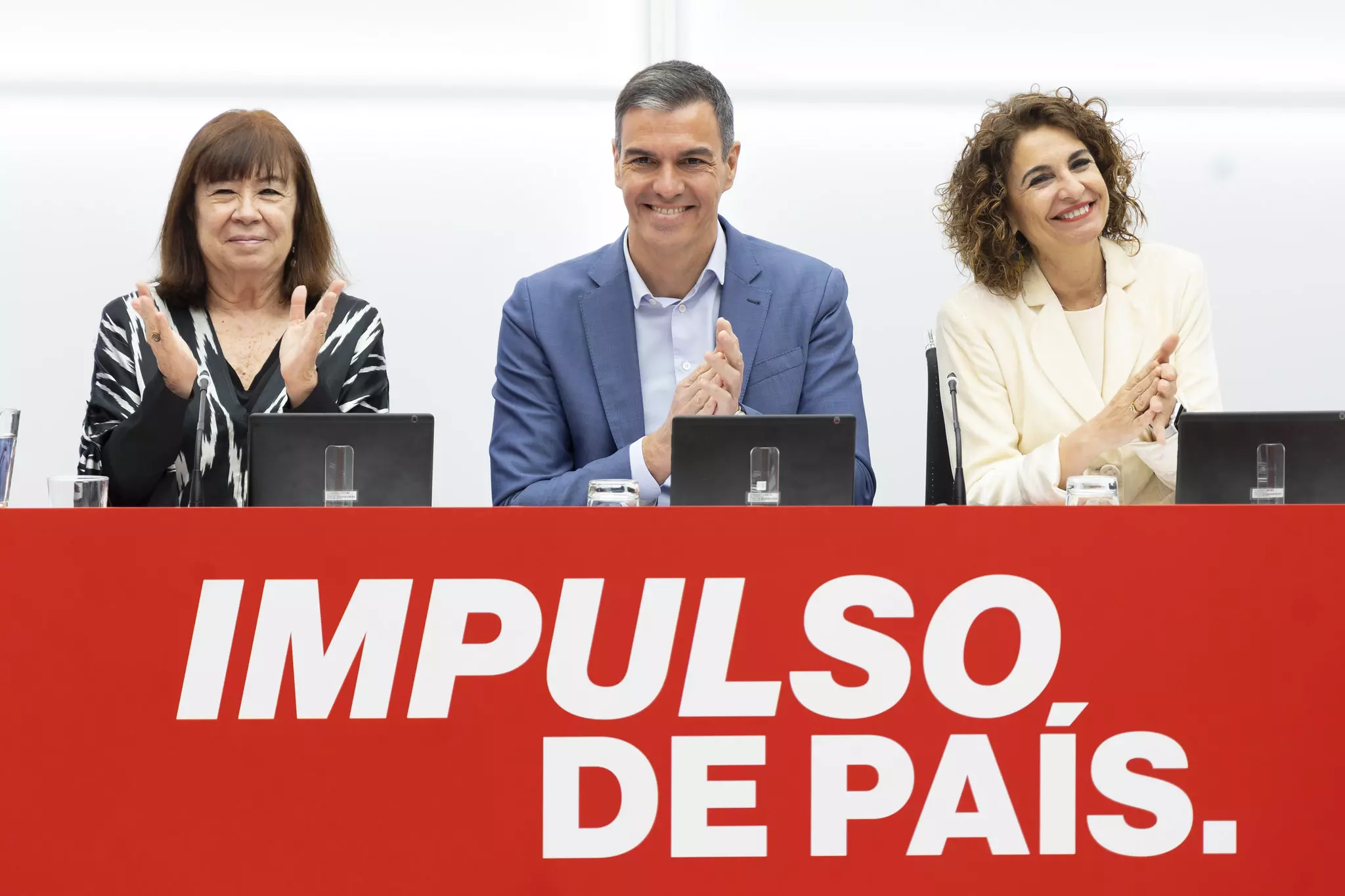 Pedro Sánchez, secretario general del PSOE, junto a la vicesecretaria general, María Jesús Montero, y la presidenta del partido, Cristina Narbona, este lunes en Ferraz. — Eva Ercolanese / PSOE