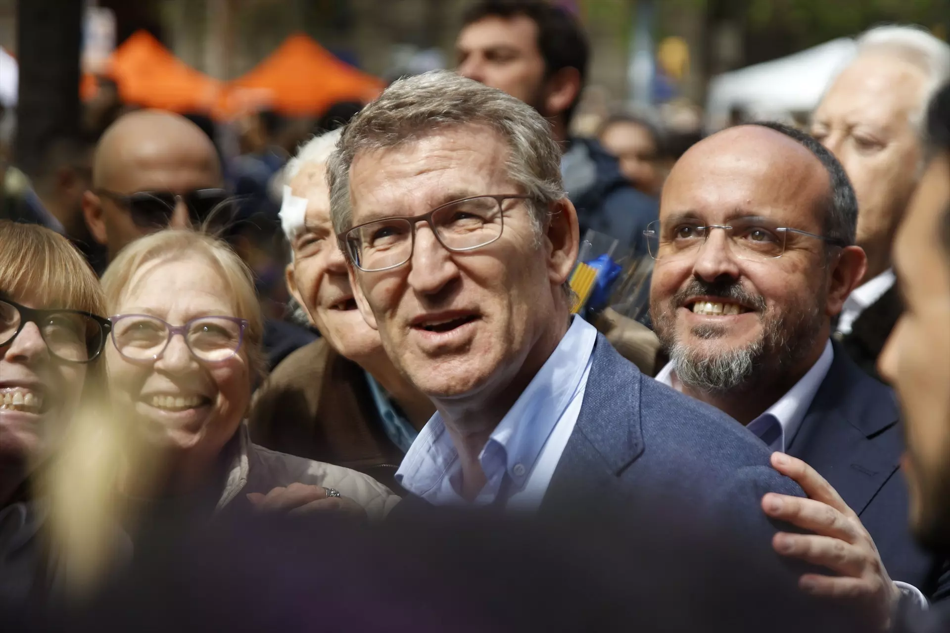 Alberto Núñez Feijóo y Alejandro Fernández, durante su visita a Barcelona por el día de Sant Jordi, a 23 de abril de 2024, en Barcelona. — Kike Rincón / Europa Press