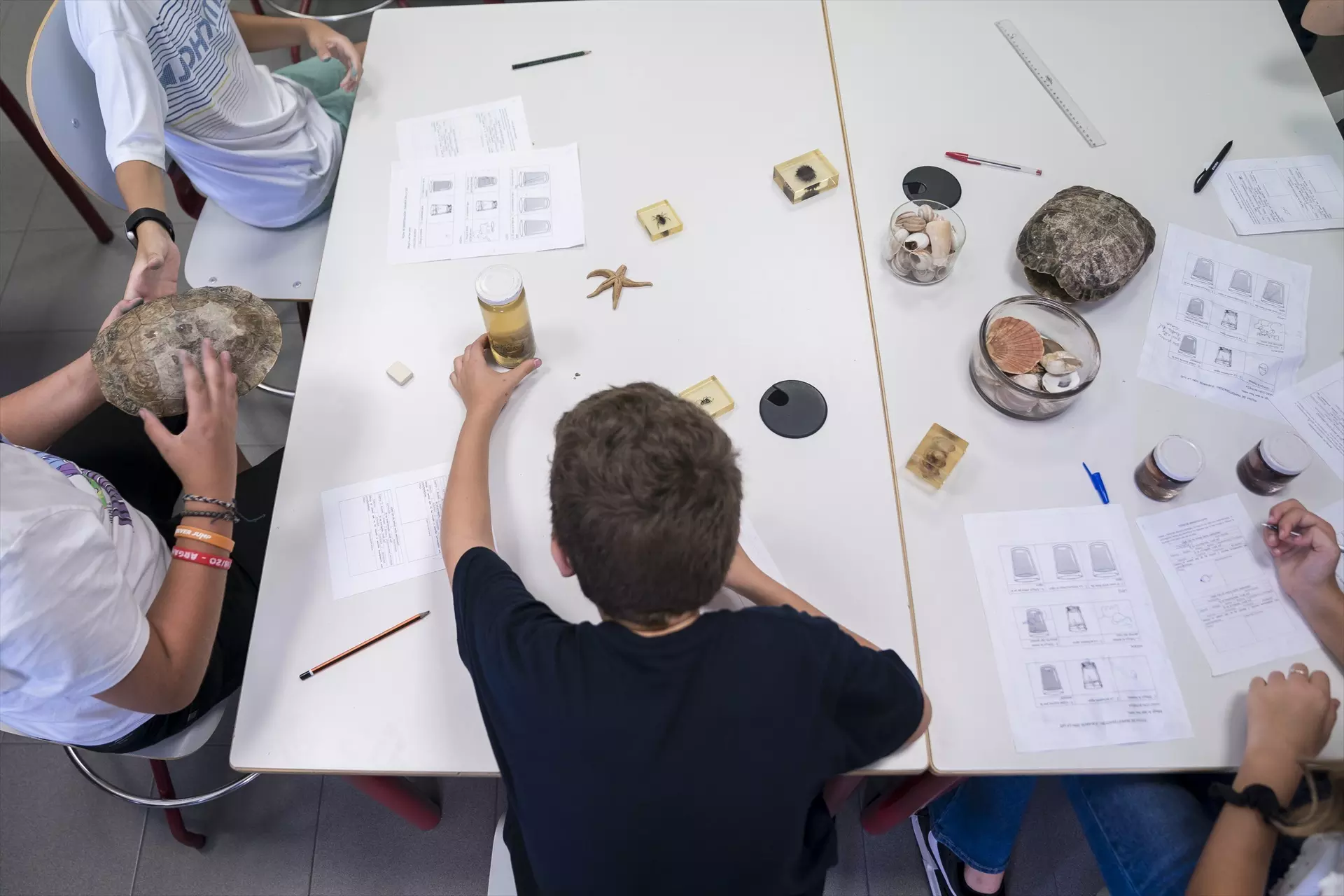 Imagen de archivo de un niño con distinto material escolar de un colegio de Madrid. — A. Pérez Meca / EUROPA PRESS